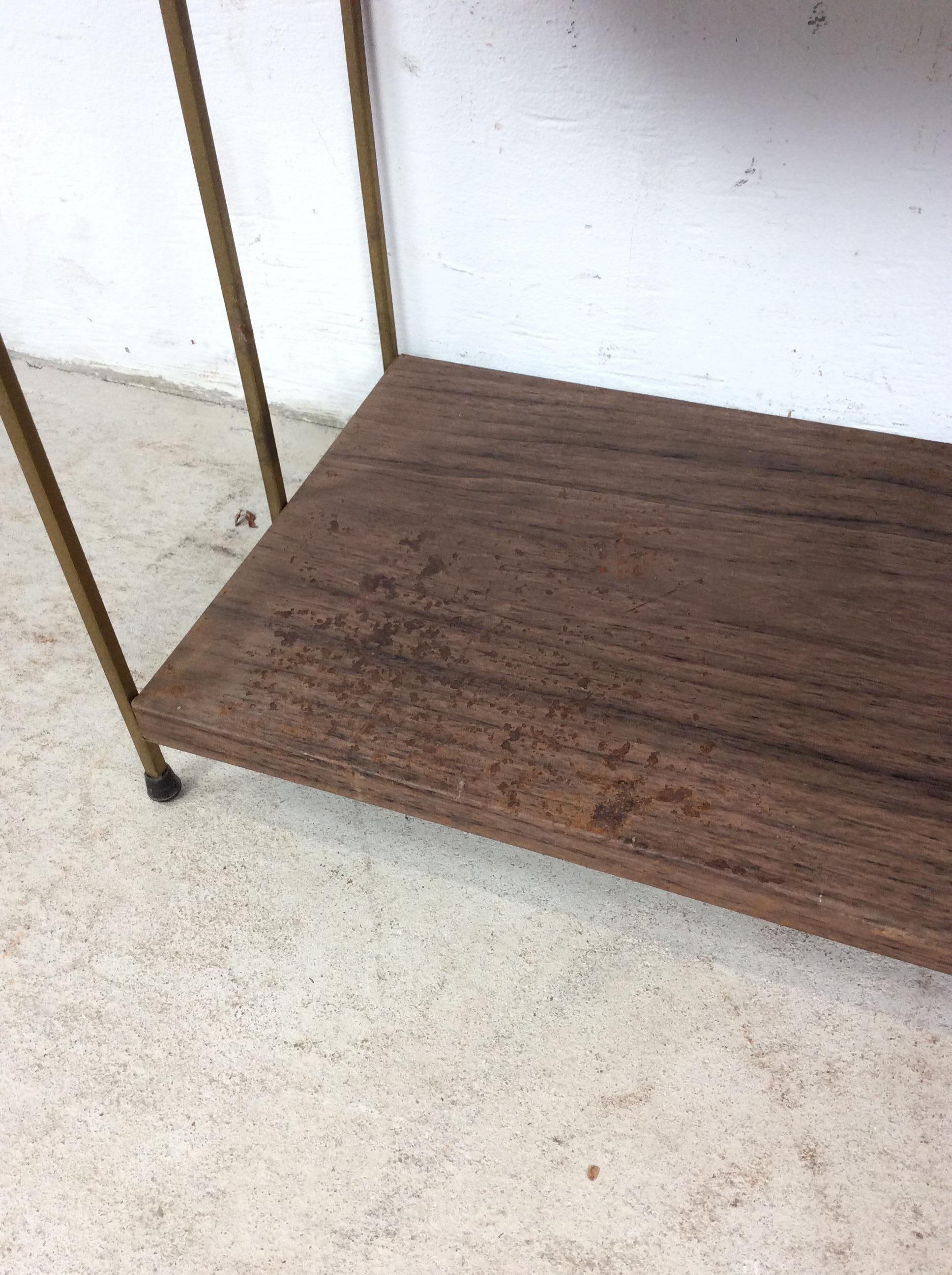 Libreria a 4 ripiani in stile Mid Century Modern con stampa Wood Wood e accenti in ottone in vendita 1