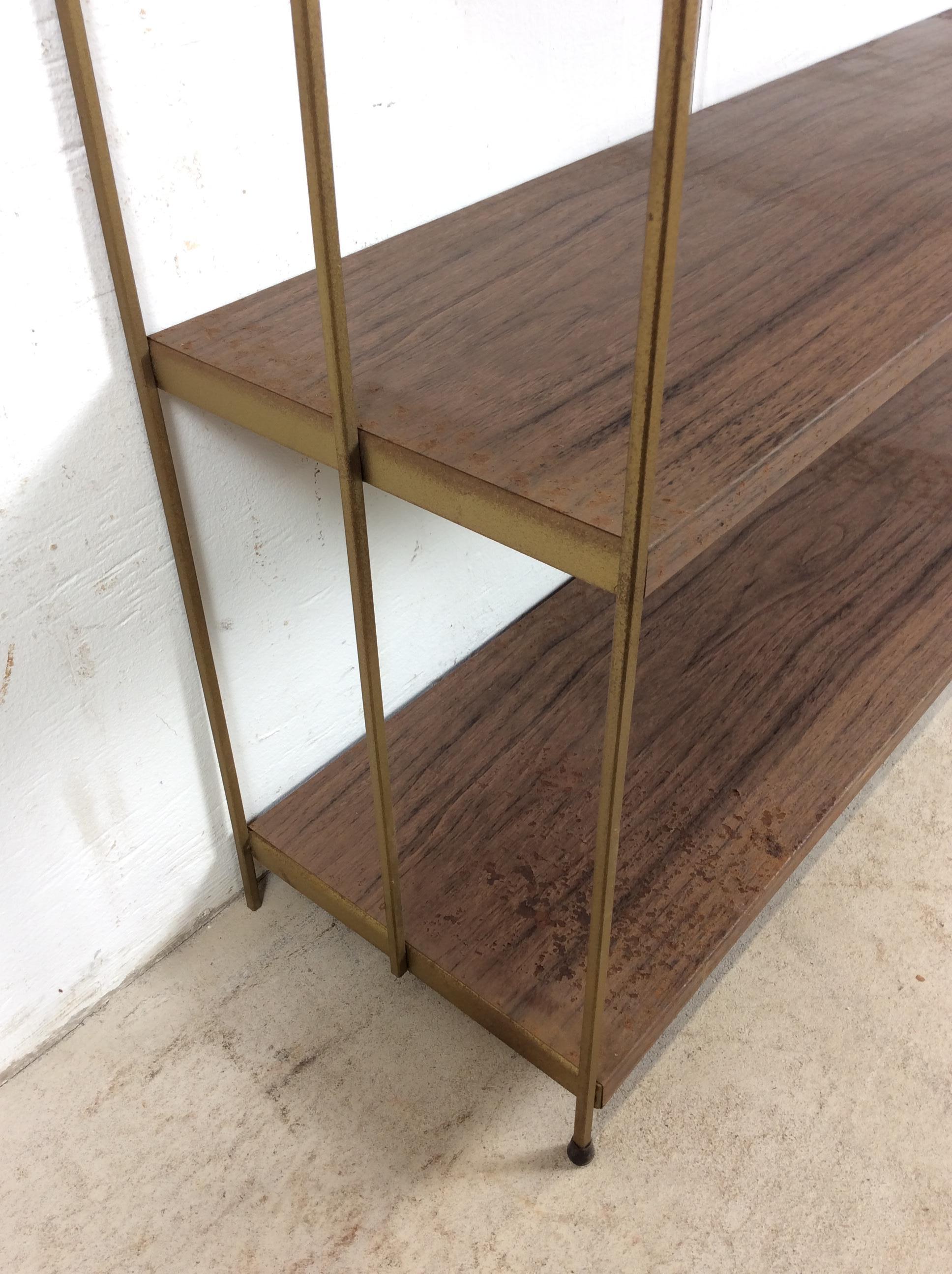 Libreria a 4 ripiani in stile Mid Century Modern con stampa Wood Wood e accenti in ottone in vendita 2