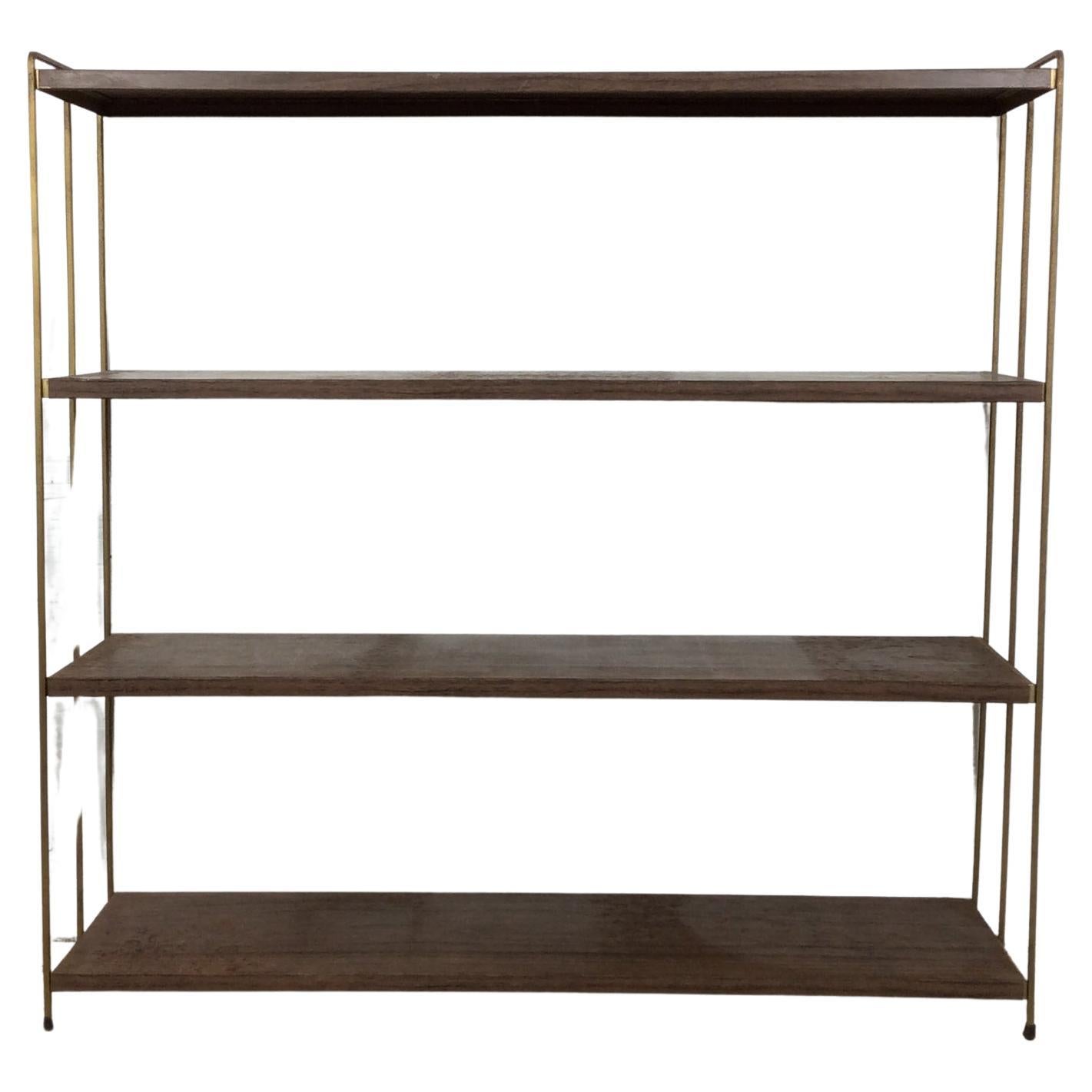 Libreria a 4 ripiani in stile Mid Century Modern con stampa Wood Wood e accenti in ottone