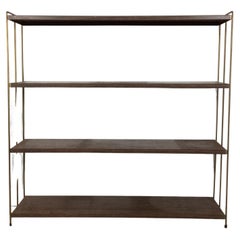 Libreria a 4 ripiani in stile Mid Century Modern con stampa Wood Wood e accenti in ottone