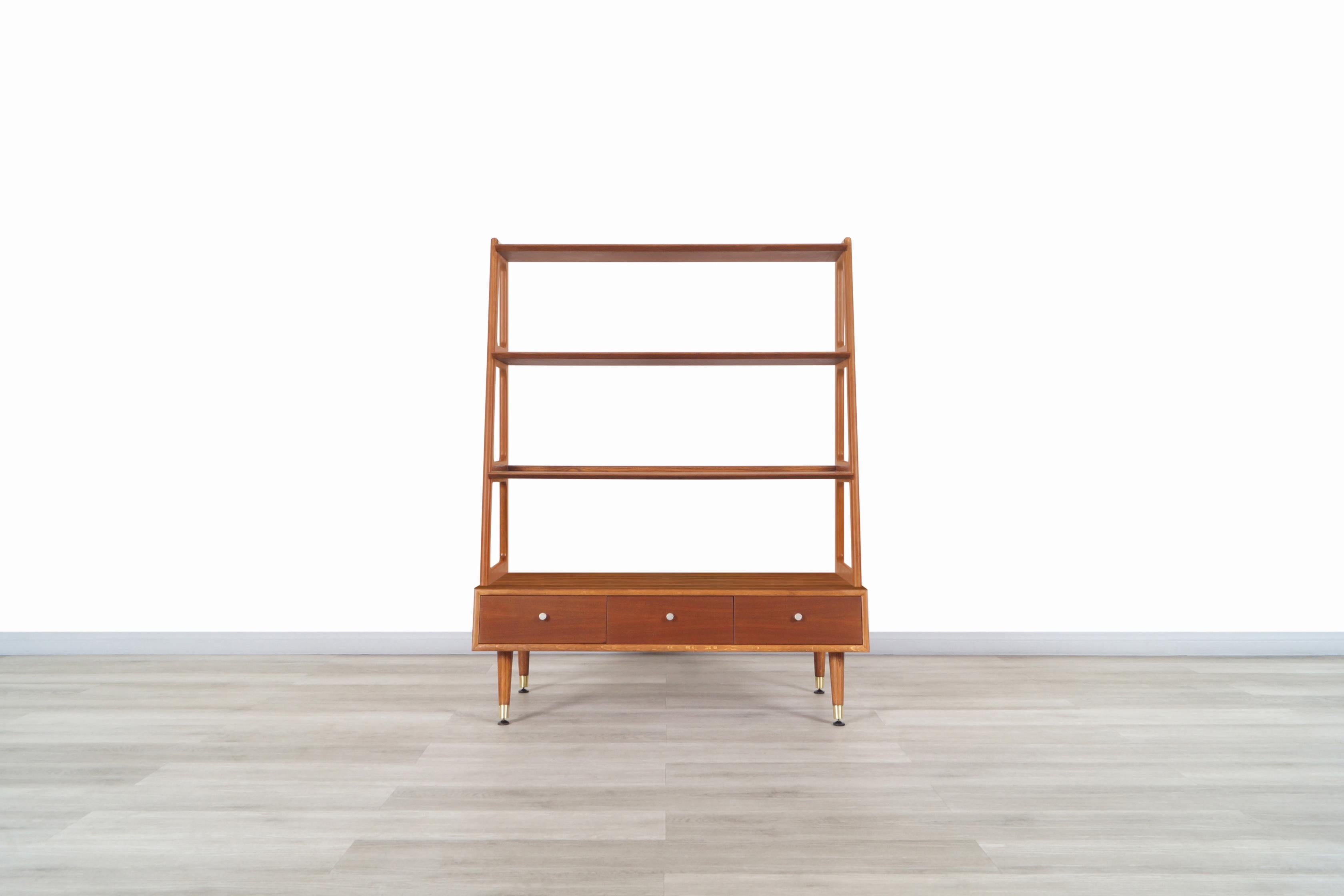 Exceptional mid-century 4-tier walnut bookshelf designed and manufactured in the United States, circa 1950s. This bookshelf has an elegant and functional design; it has been built from walnut, which allows us to appreciate the grains of walnut