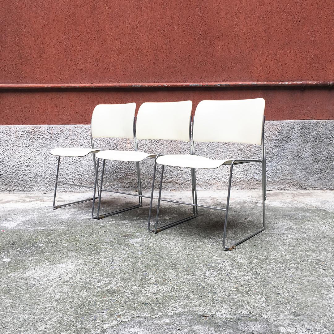 Mid-Century Modern 40\4 weiße Stühle von David Rowland für GF Furniture, 1963
Drei Stühle des Modells 40/4, die als Wartezimmerstühle geboren wurden, sind stapelbar, können aber vor allem durch ihr spezielles Verriegelungssystem sowohl einzeln als