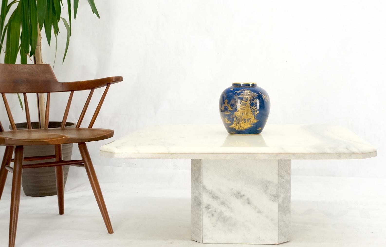 Brésilien Table basse carrée moderne du milieu du siècle dernier en marbre blanc et gris  en vente