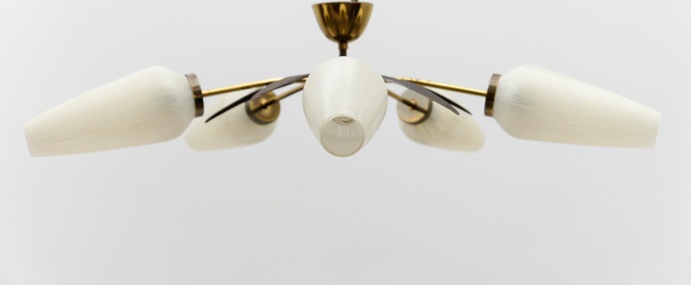 Mid-Century Modern 5-armige Sputnik-Lampe aus Messing und Glas, 1950

Die üblichen leichten Gebrauchsspuren und eine schöne Patina.

Die Lampe ist mit 5x E14 Edison Schraubbirnen ausgestattet. 

Es ist verkabelt und in funktionstüchtigem Zustand. Er