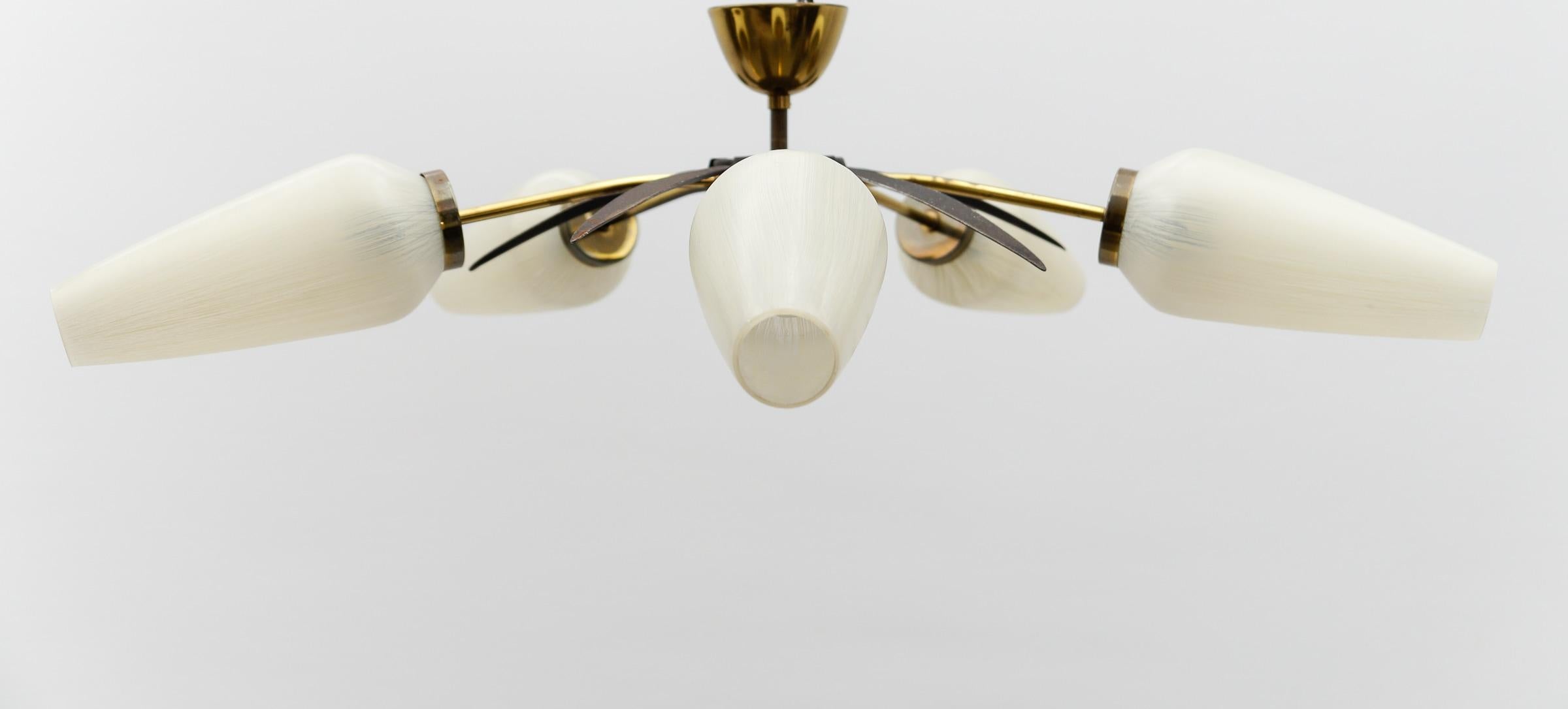 Mid-Century Modern 5-armige Sputnik-Lampe aus Messing und Glas, 1950 (Moderne der Mitte des Jahrhunderts) im Angebot
