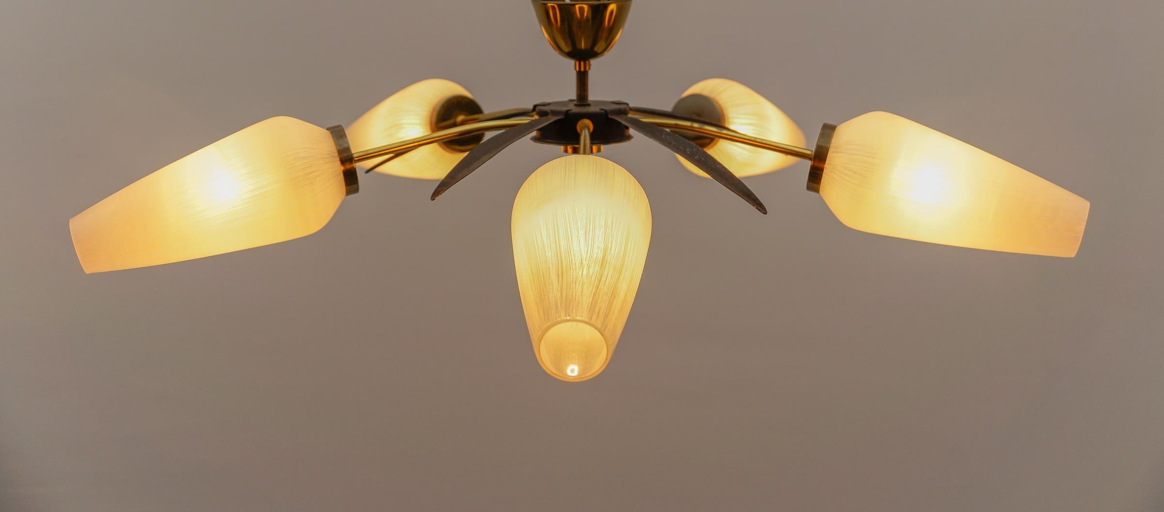 Mid-Century Modern 5-armige Sputnik-Lampe aus Messing und Glas, 1950 (Mitte des 20. Jahrhunderts) im Angebot