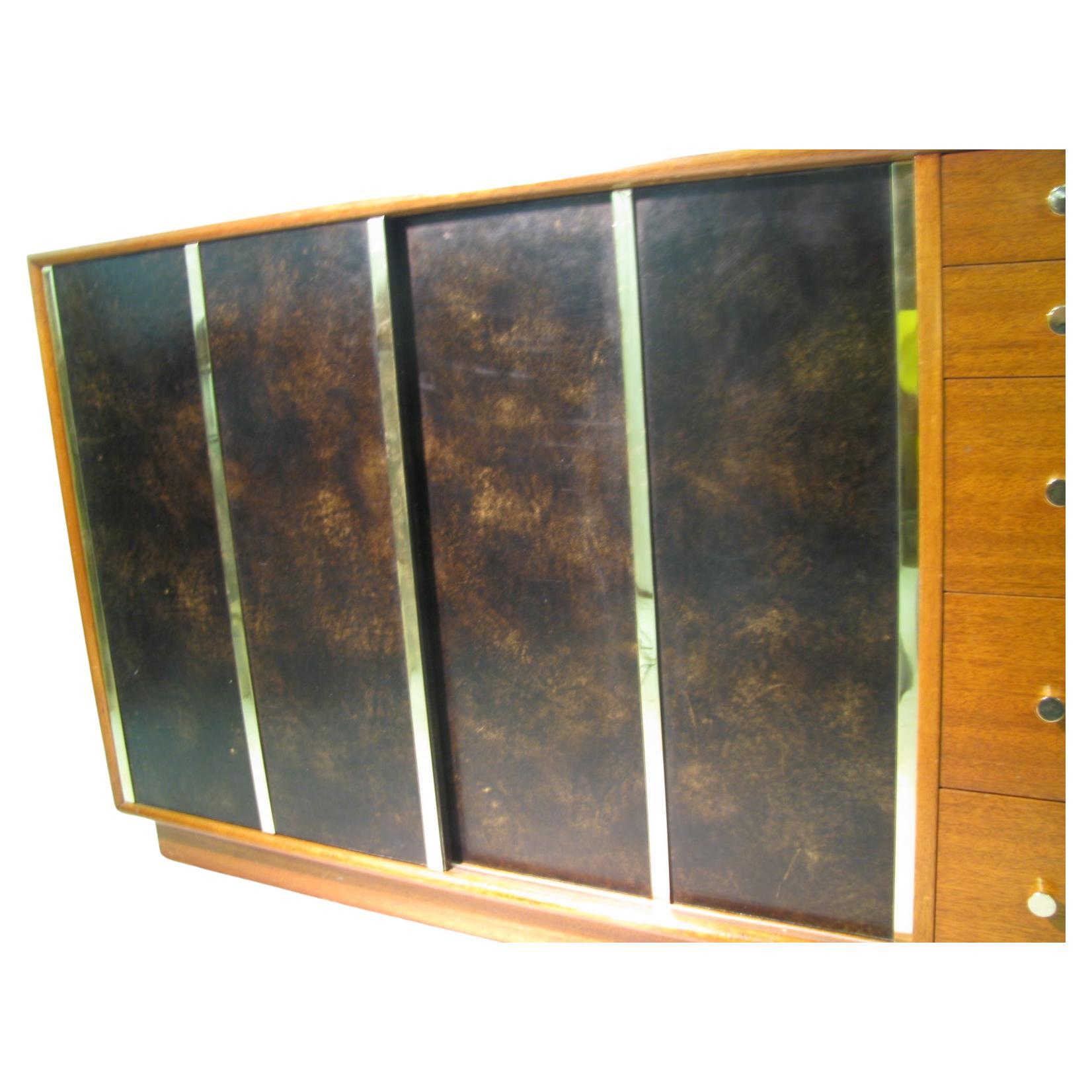 Cómoda moderna de mediados de siglo de 5 cajones y 2 puertas con latón de cuero Harvey Probber Moderno de mediados de siglo en venta