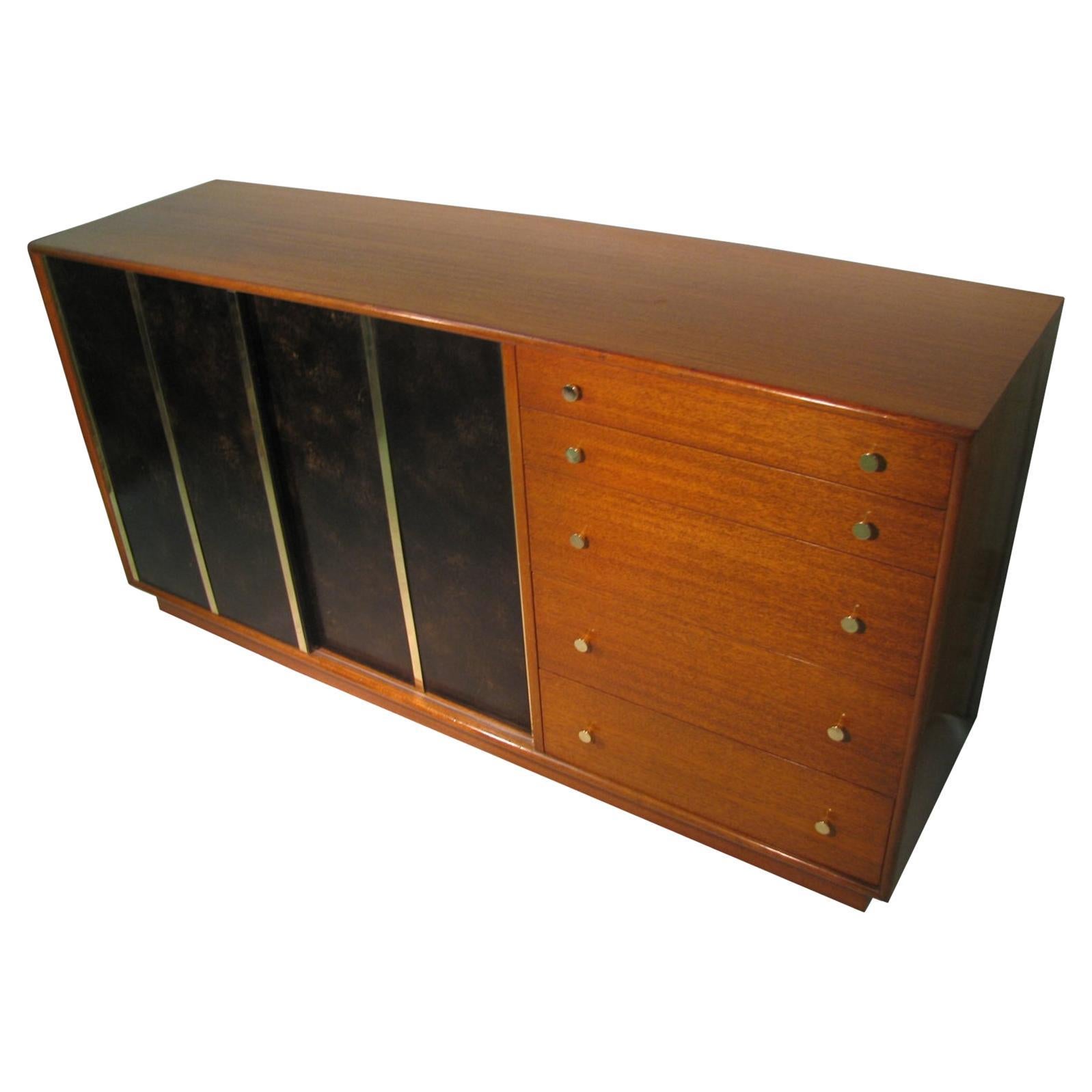 Cómoda moderna de mediados de siglo de 5 cajones y 2 puertas con latón de cuero Harvey Probber en Bueno estado para la venta en Port Jervis, NY