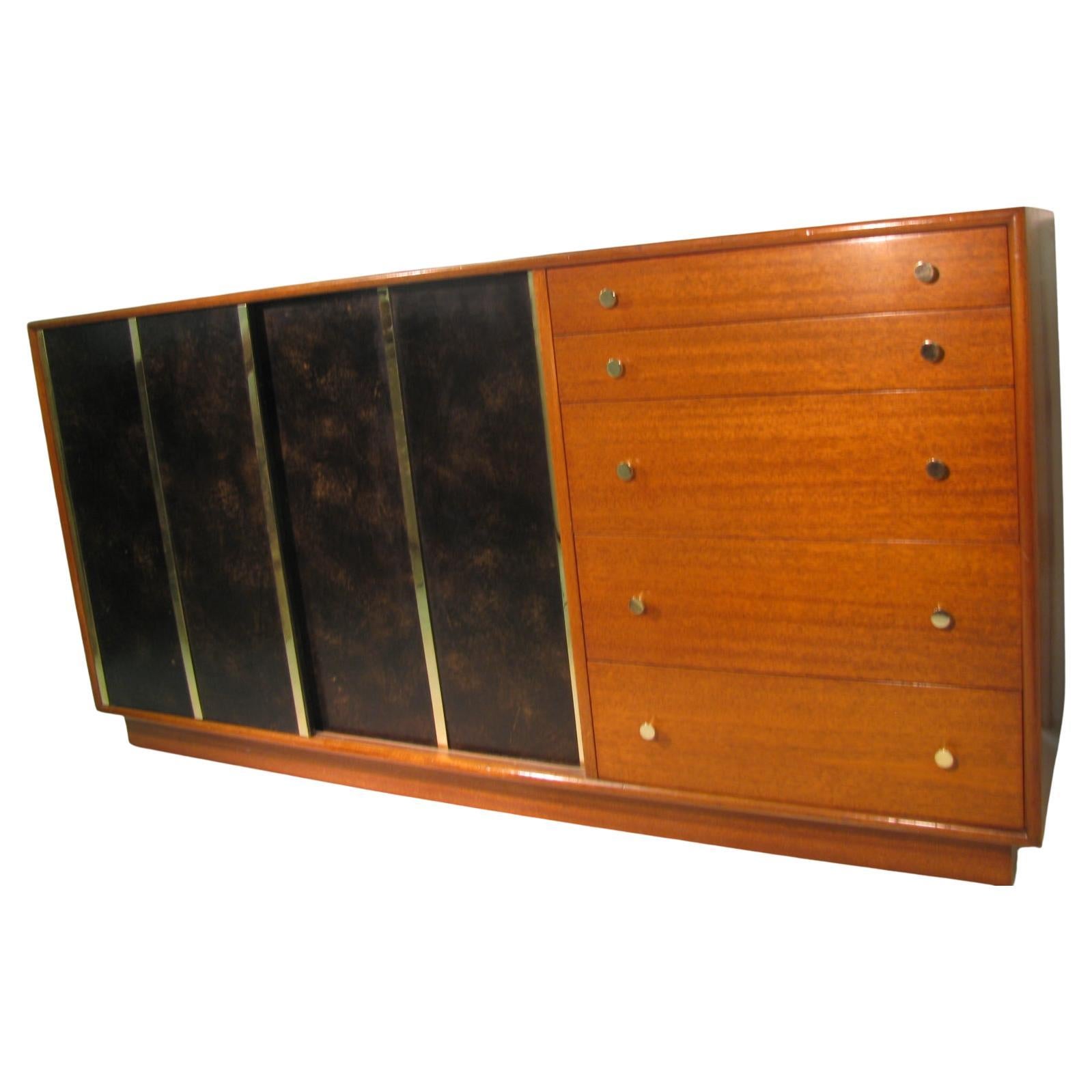 Cómoda moderna de mediados de siglo de 5 cajones y 2 puertas con latón de cuero Harvey Probber mediados del siglo XX en venta