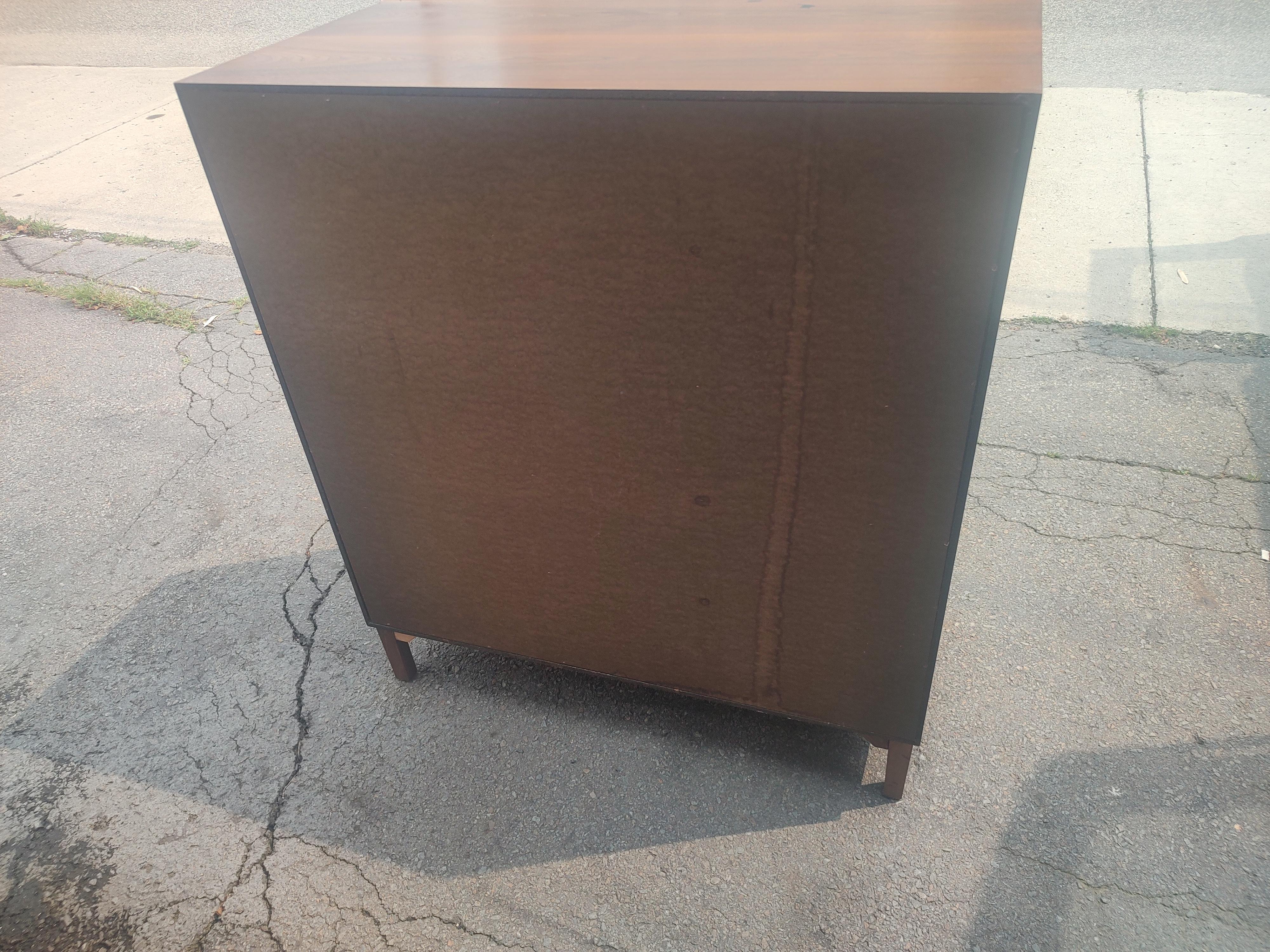 Mid Century Modern 5 Drawer Dresser in Walnut by Dillingham  In Good Condition For Sale In Port Jervis, NY