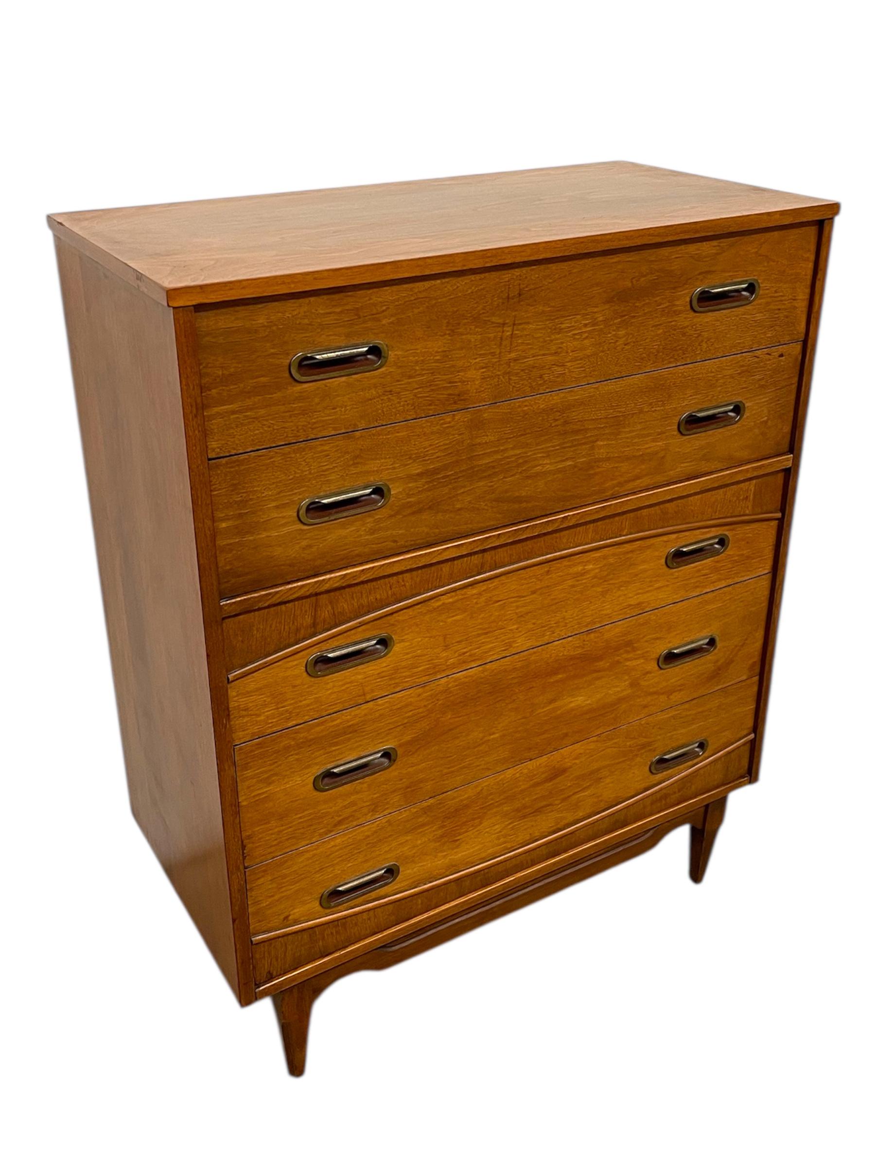 Mid-Century Modern 5-Drawer Highboy Dresser by Hooker Furniture Bon état - En vente à Seattle, WA