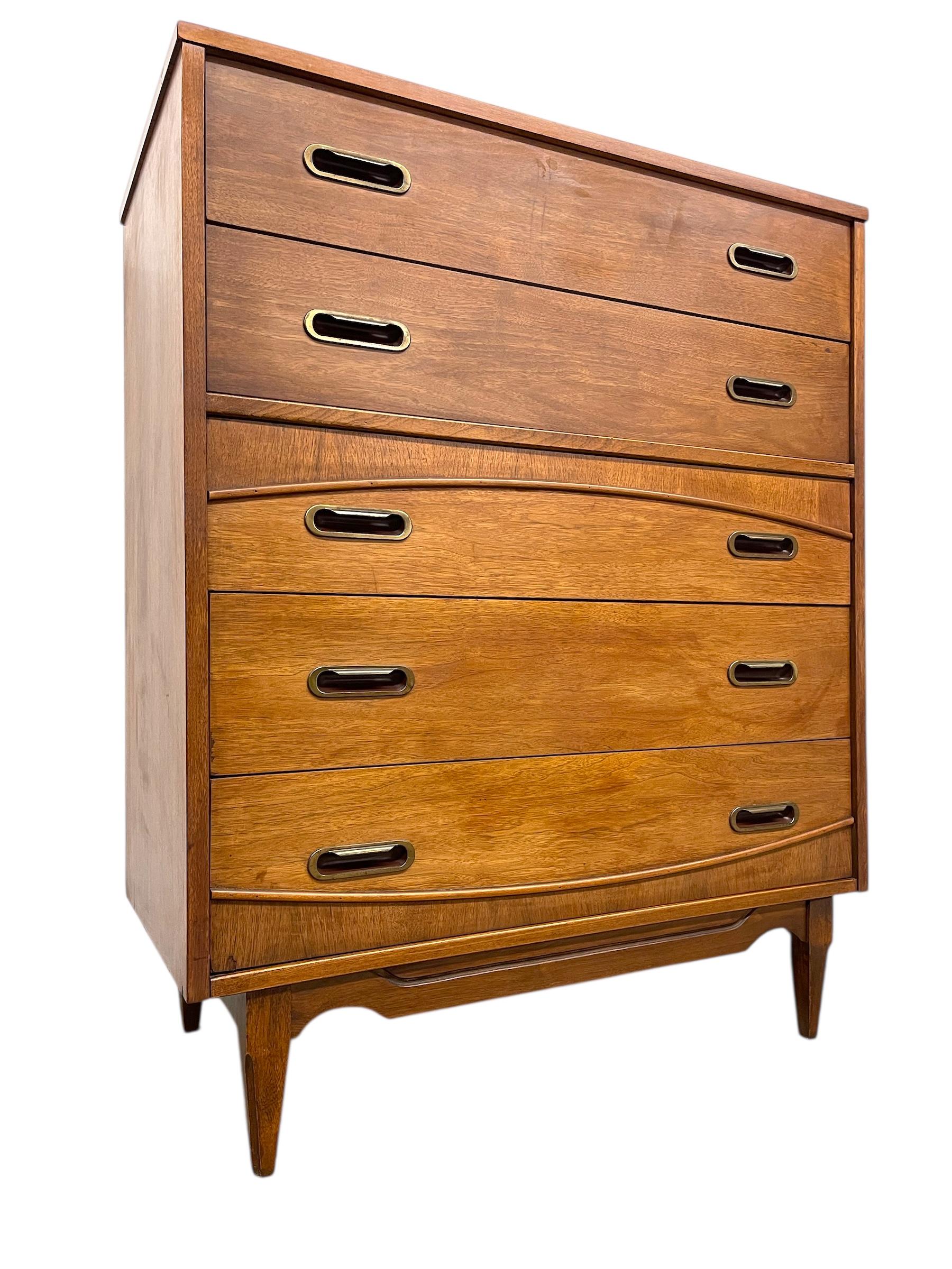 Bois Mid-Century Modern 5-Drawer Highboy Dresser by Hooker Furniture en vente