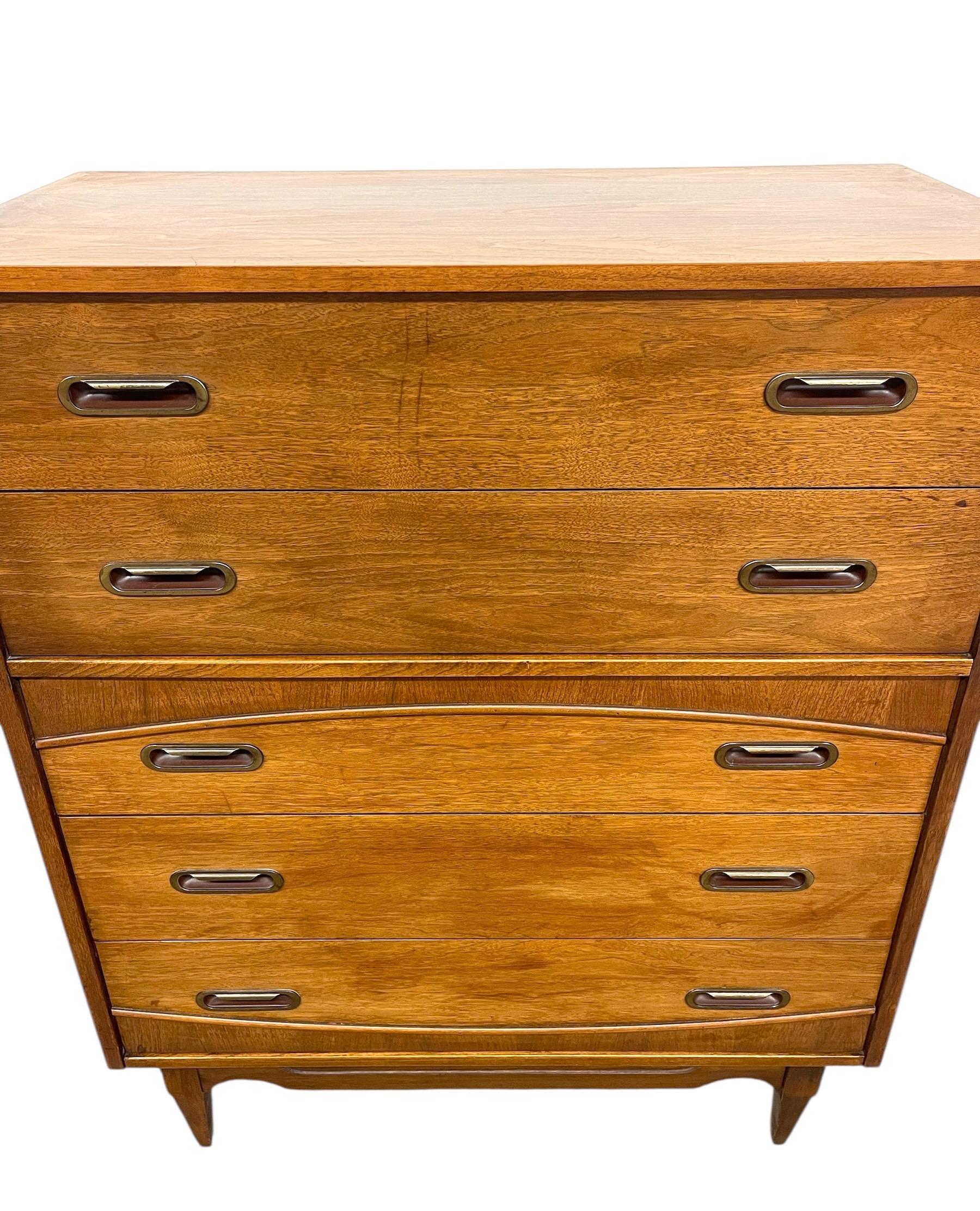 Mid-Century Modern 5-Drawer Highboy Dresser by Hooker Furniture en vente 2