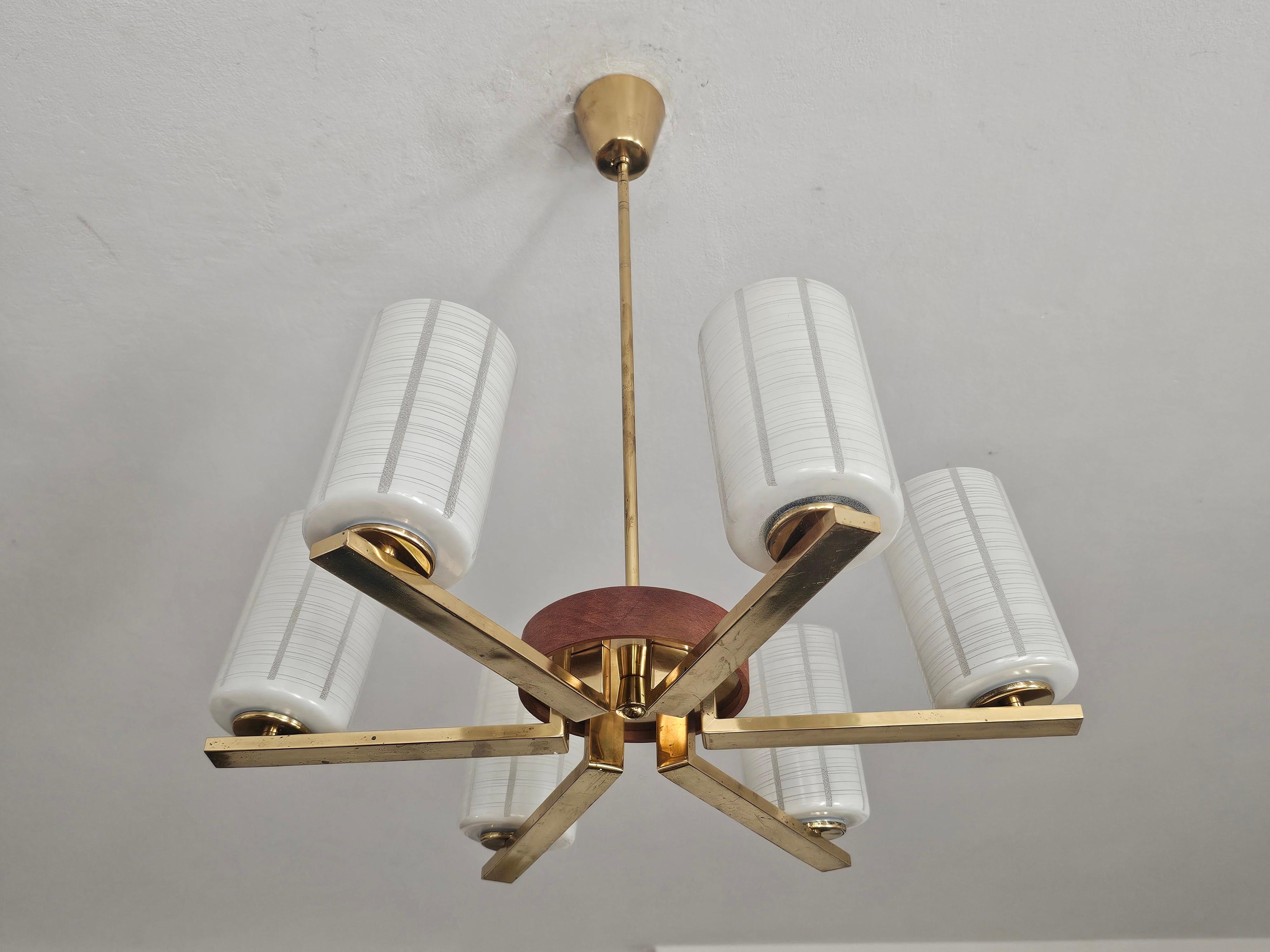 Mid-Century Modern Lustre moderne du milieu du siècle dernier, à 6 bras, en laiton, teck et verre dépoli en vente