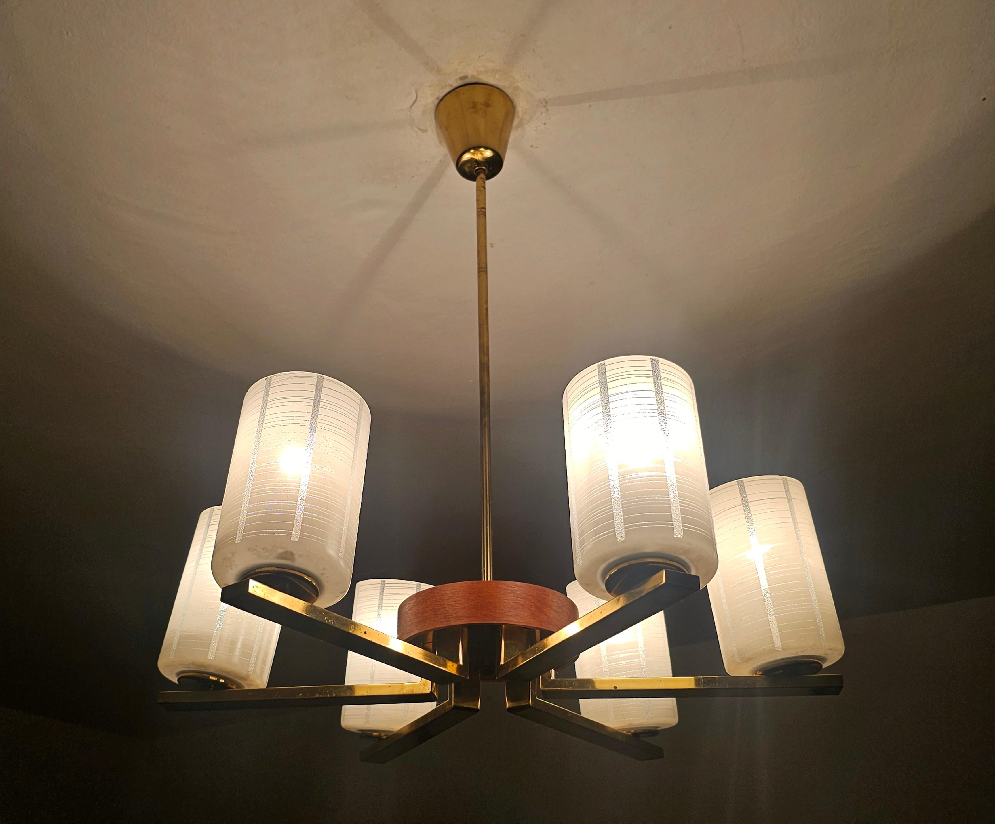Milieu du XXe siècle Lustre moderne du milieu du siècle dernier, à 6 bras, en laiton, teck et verre dépoli en vente