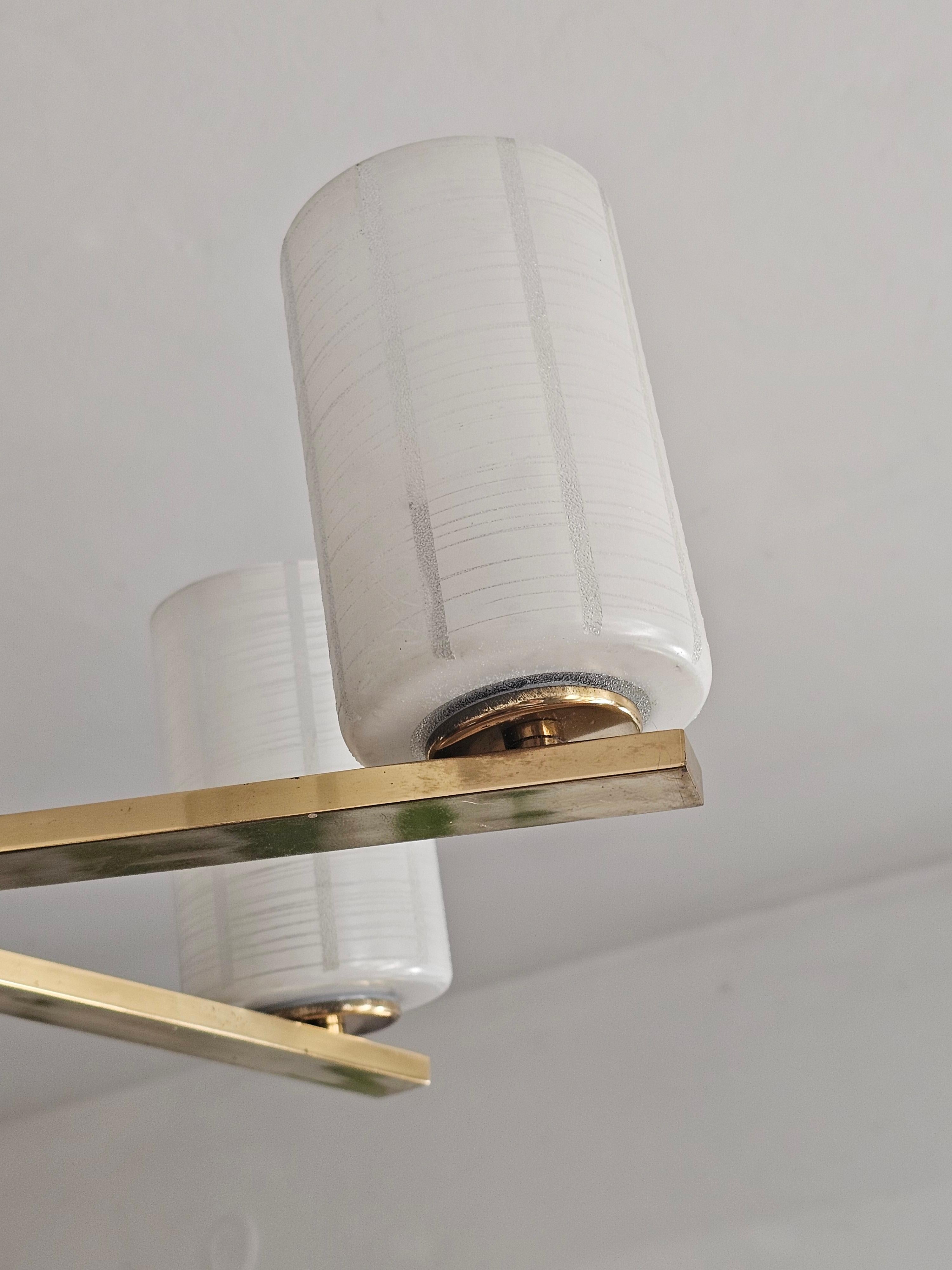Laiton Lustre moderne du milieu du siècle dernier, à 6 bras, en laiton, teck et verre dépoli en vente