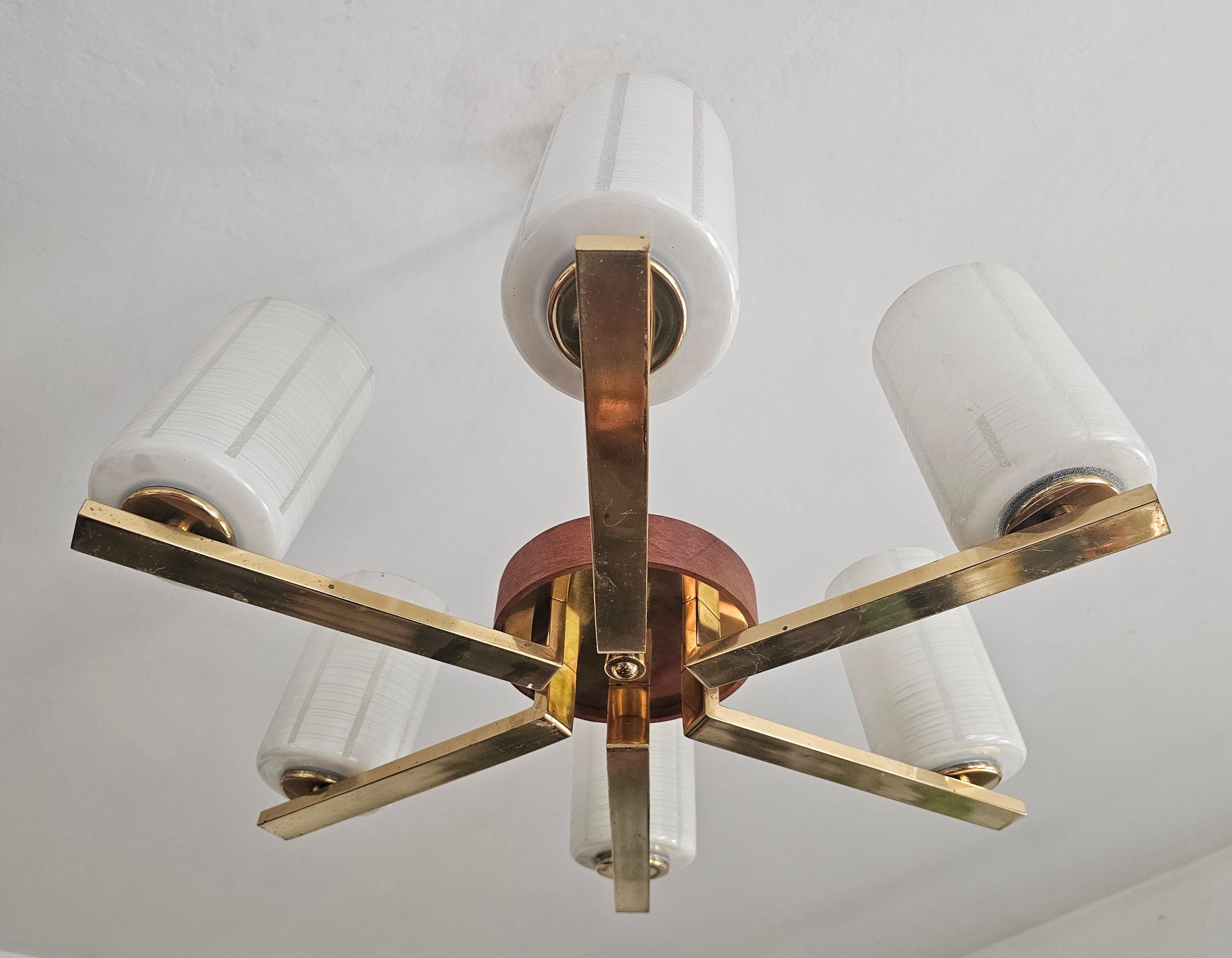 Lustre moderne du milieu du siècle dernier, à 6 bras, en laiton, teck et verre dépoli en vente 2