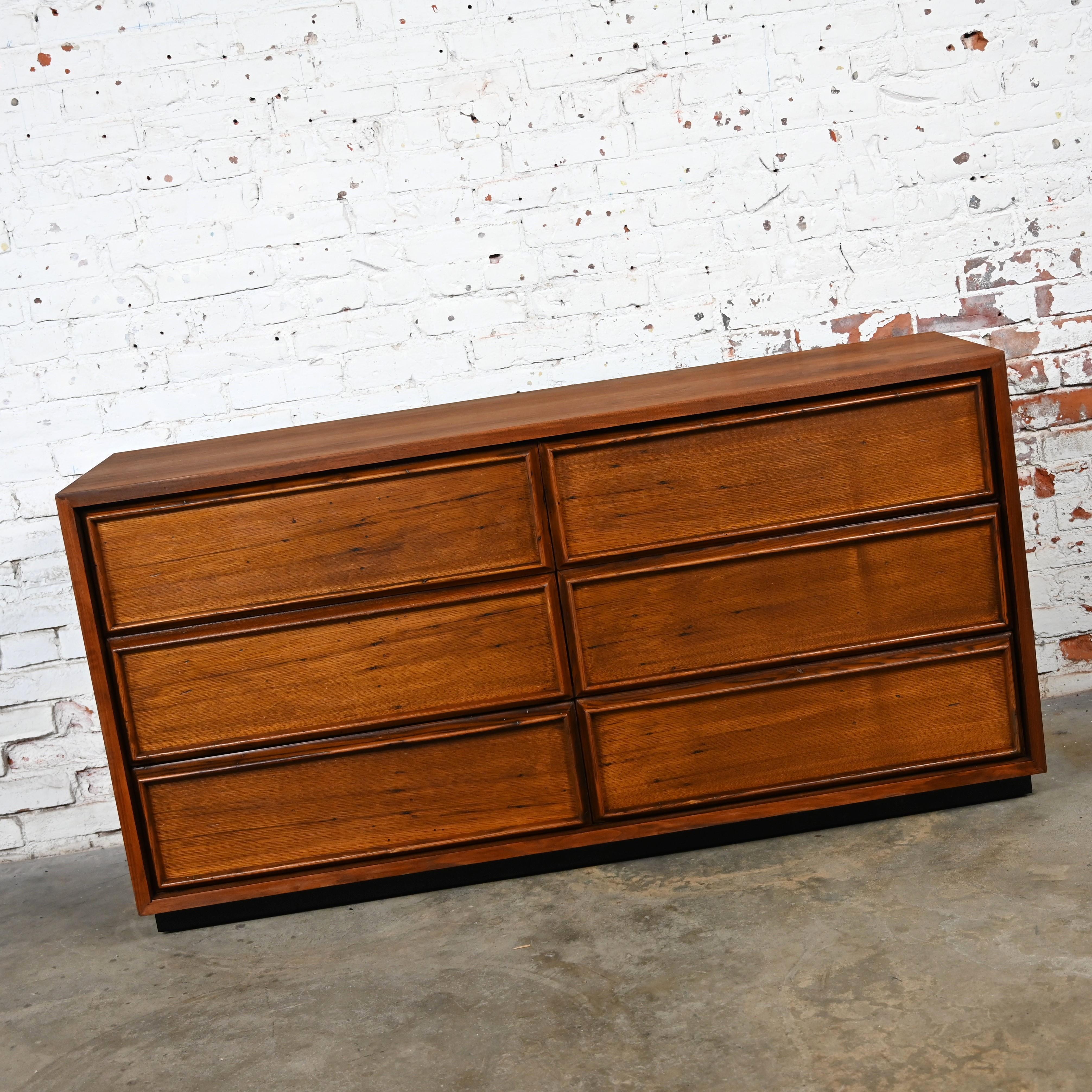 Mid Century Modern 6 Drawer Dresser by Dillingham Walnut & Pecky Cypress In Good Condition For Sale In Topeka, KS