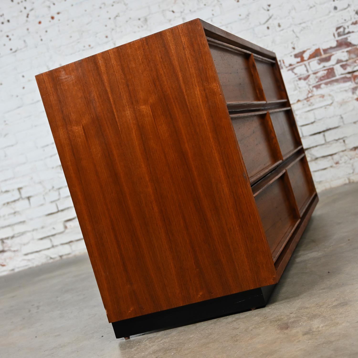 Mid Century Modern 6 Drawer Dresser by Dillingham Walnut & Pecky Cypress For Sale 3