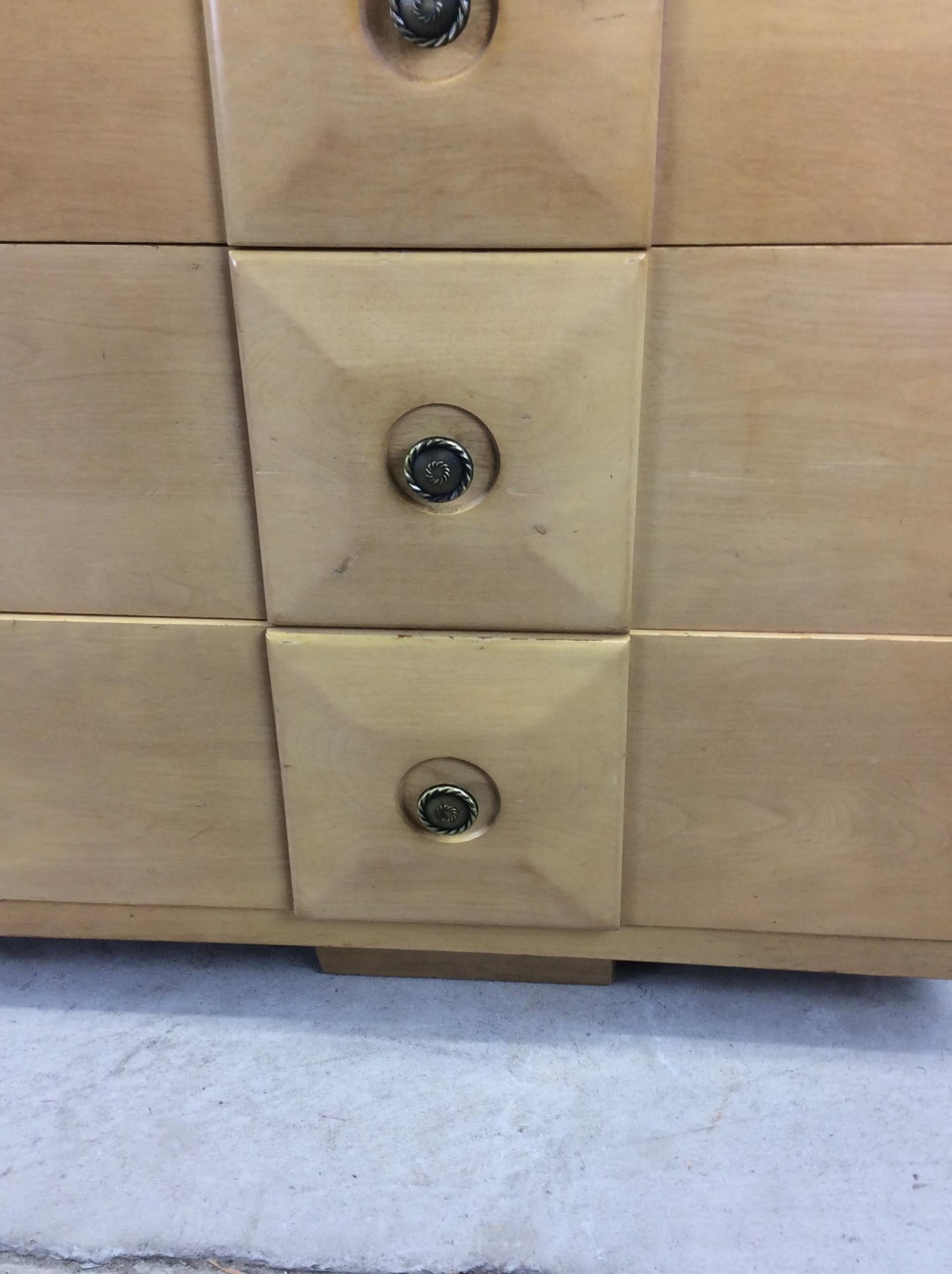 Lowboy a 6 cassetti del Mid Century Modern con facce dei cassetti smussate e ferramenta in ottone 6