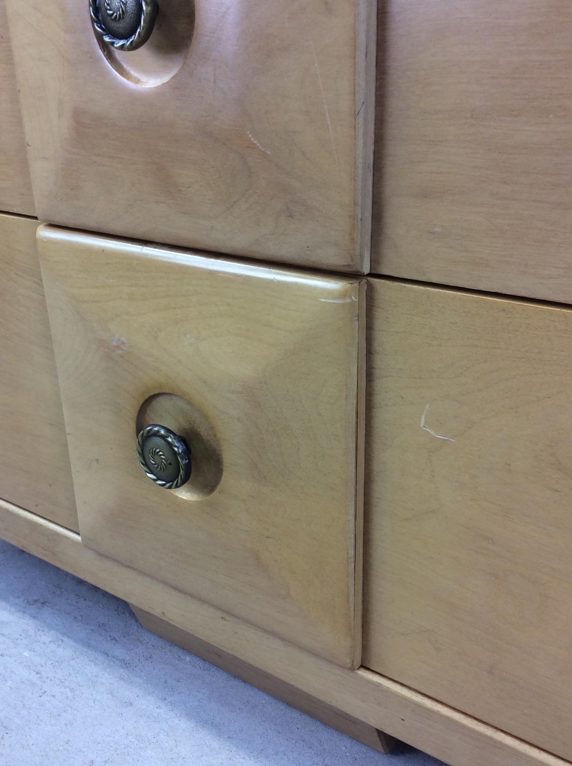 Lowboy a 6 cassetti del Mid Century Modern con facce dei cassetti smussate e ferramenta in ottone 8