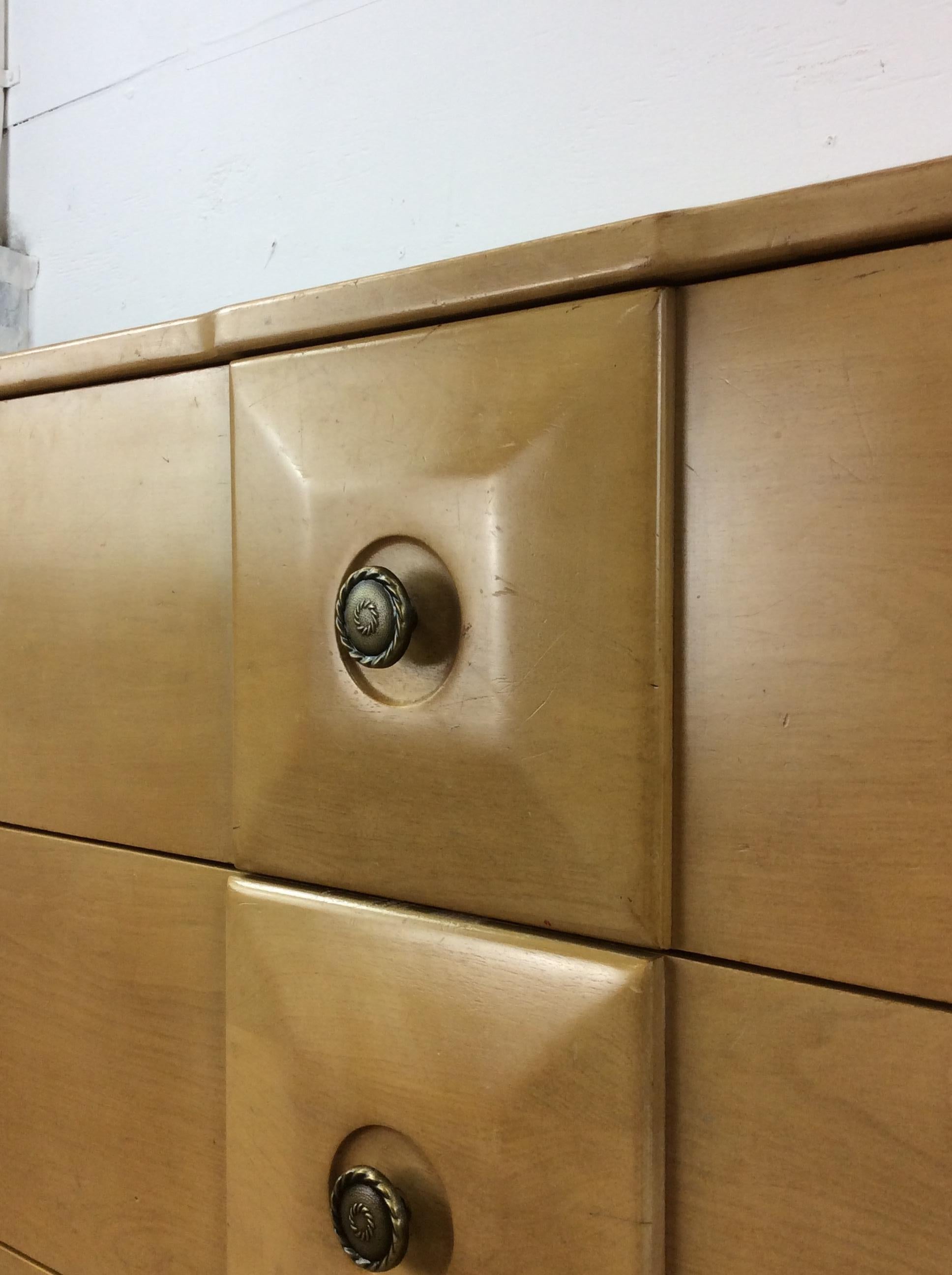 Lowboy a 6 cassetti del Mid Century Modern con facce dei cassetti smussate e ferramenta in ottone 9