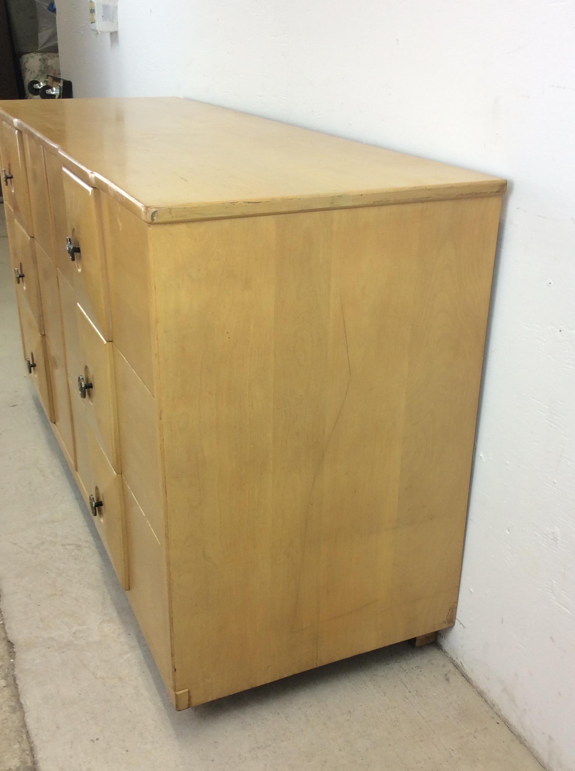 Lowboy a 6 cassetti del Mid Century Modern con facce dei cassetti smussate e ferramenta in ottone 10