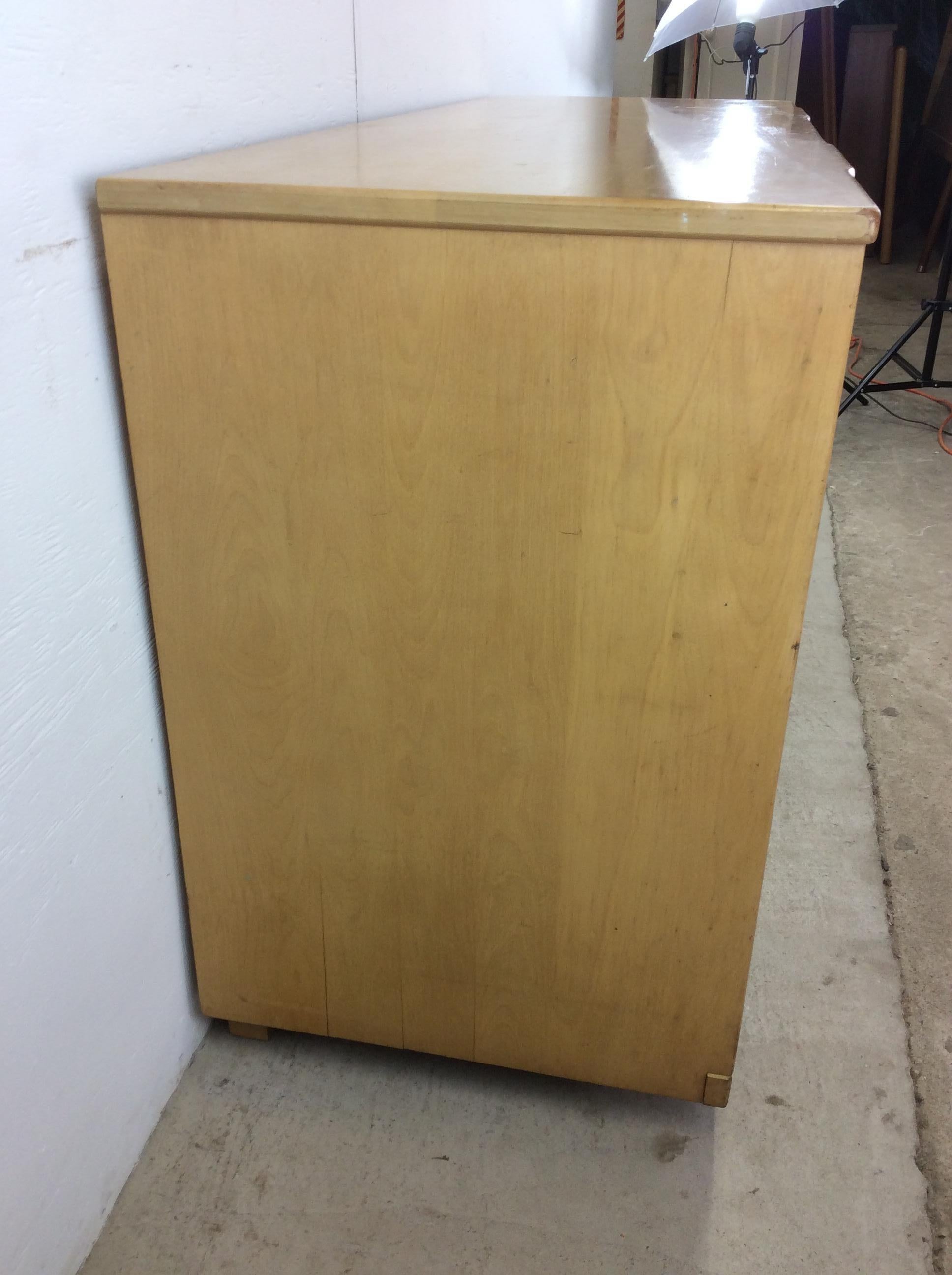 Lowboy a 6 cassetti del Mid Century Modern con facce dei cassetti smussate e ferramenta in ottone 11