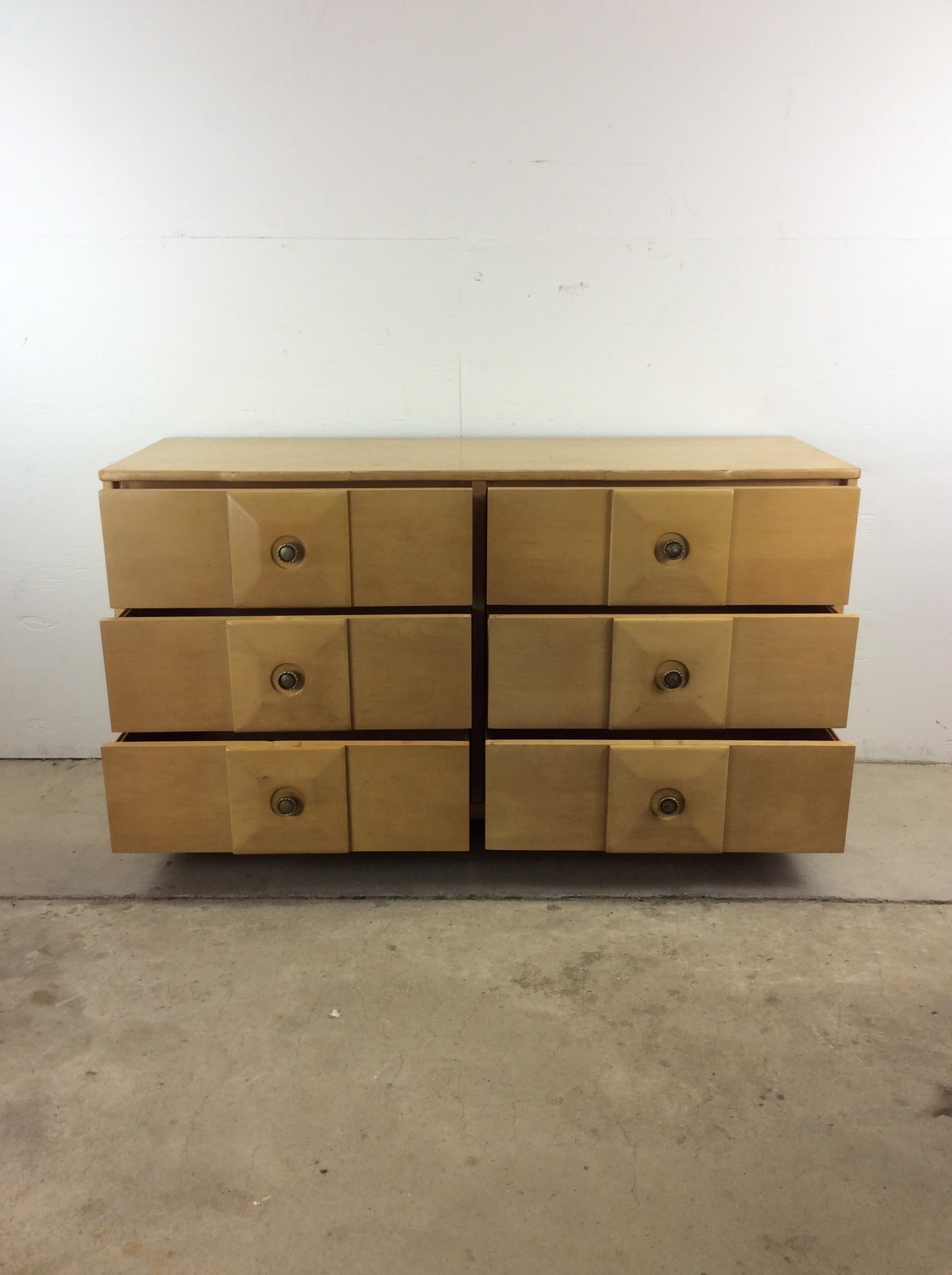 Lowboy a 6 cassetti del Mid Century Modern con facce dei cassetti smussate e ferramenta in ottone 12