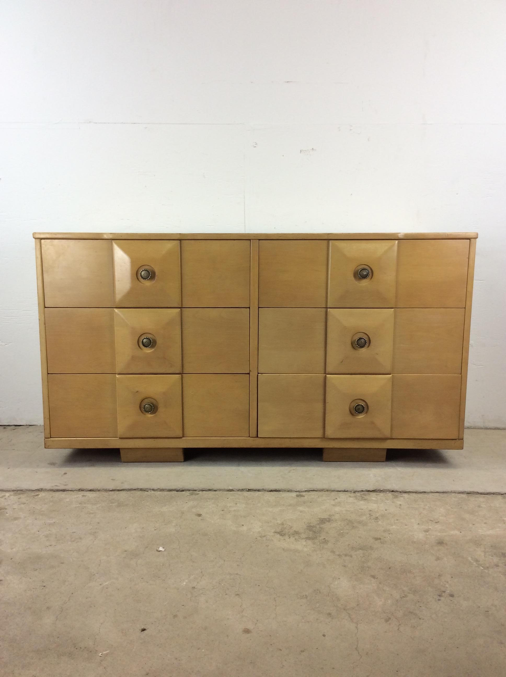 Questo comò basso moderno di metà secolo, nello stile di Heywood Wakefield, presenta una struttura in legno duro, una finitura bionda originale, sei cassetti a coda di rondine con ferramenta in ottone e frontali smussati e gambe smussate