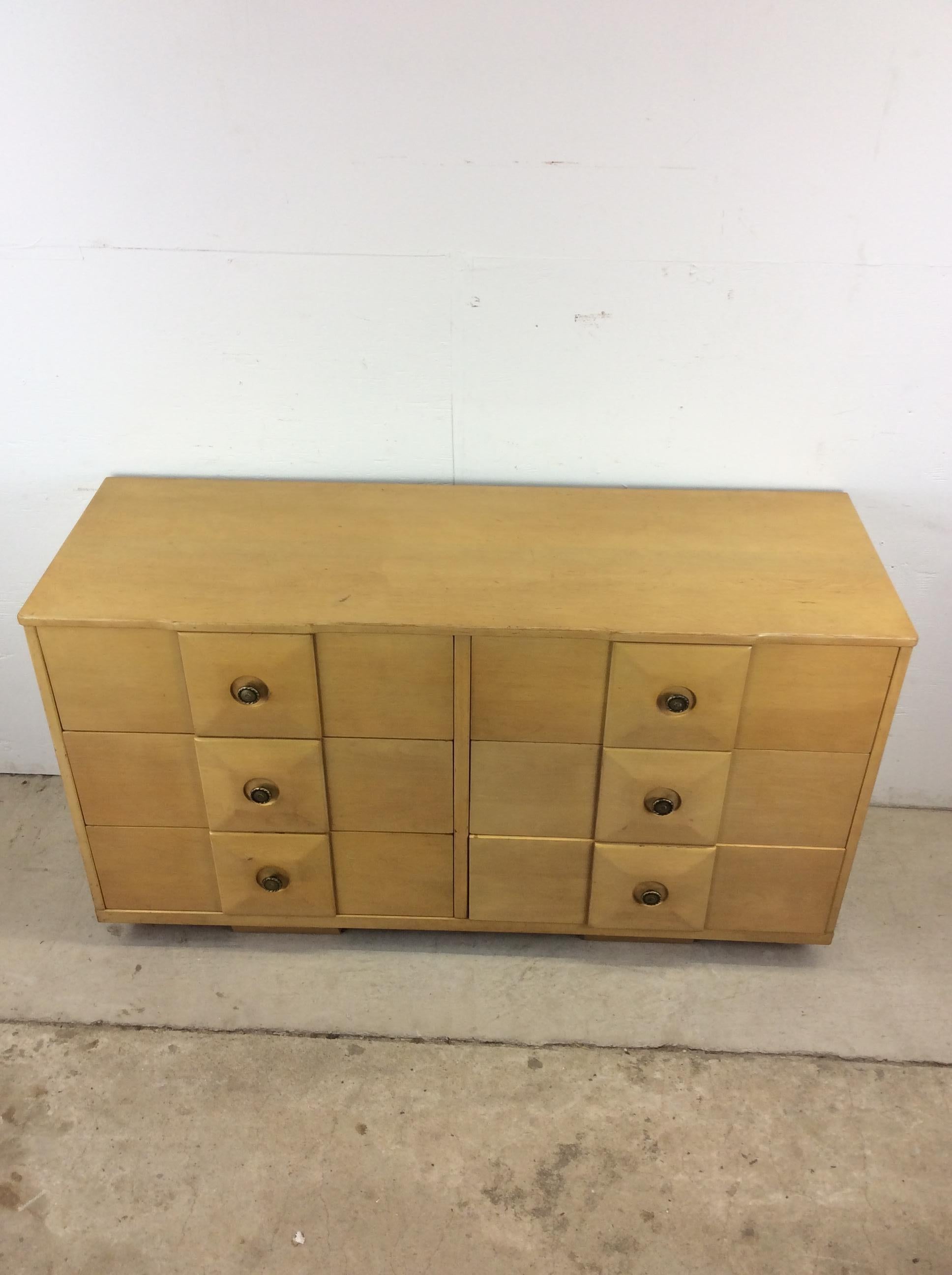 Mid-Century moderno Lowboy a 6 cassetti del Mid Century Modern con facce dei cassetti smussate e ferramenta in ottone