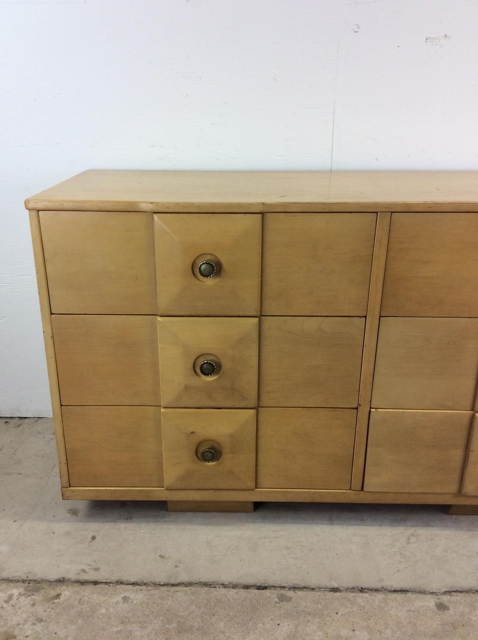 Americano Lowboy a 6 cassetti del Mid Century Modern con facce dei cassetti smussate e ferramenta in ottone