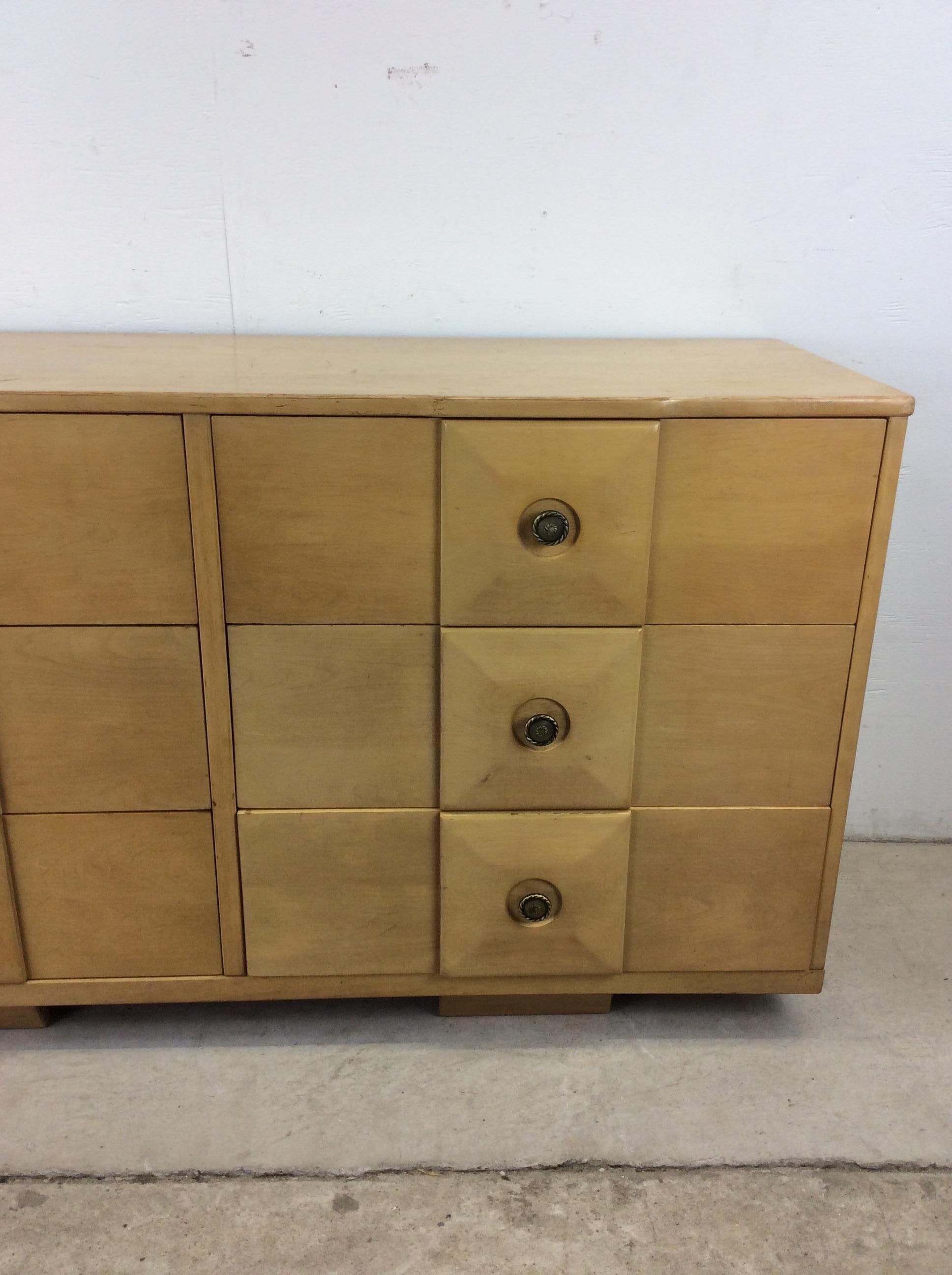 Lowboy a 6 cassetti del Mid Century Modern con facce dei cassetti smussate e ferramenta in ottone In condizioni buone a Freehold, NJ
