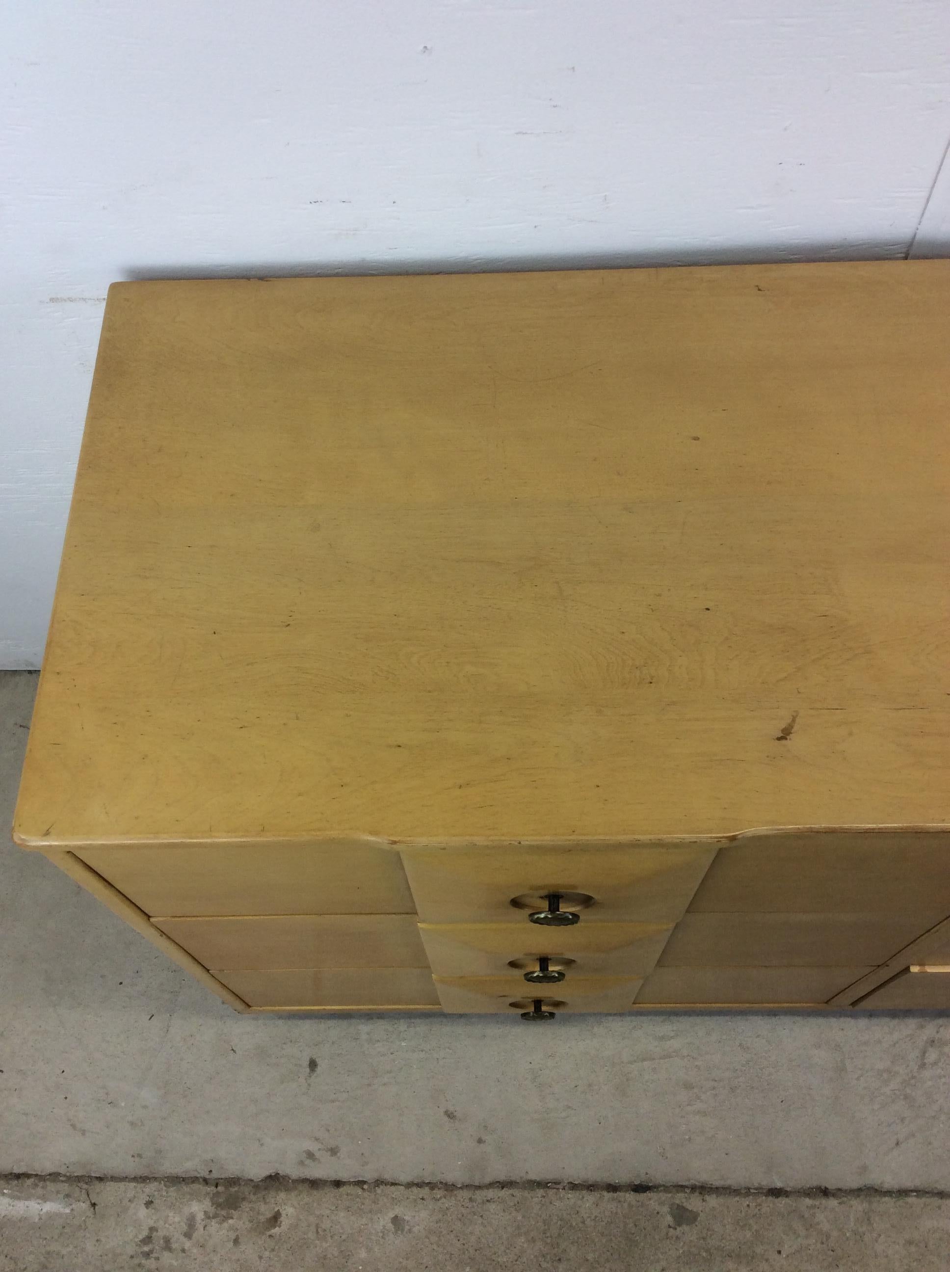 XX secolo Lowboy a 6 cassetti del Mid Century Modern con facce dei cassetti smussate e ferramenta in ottone