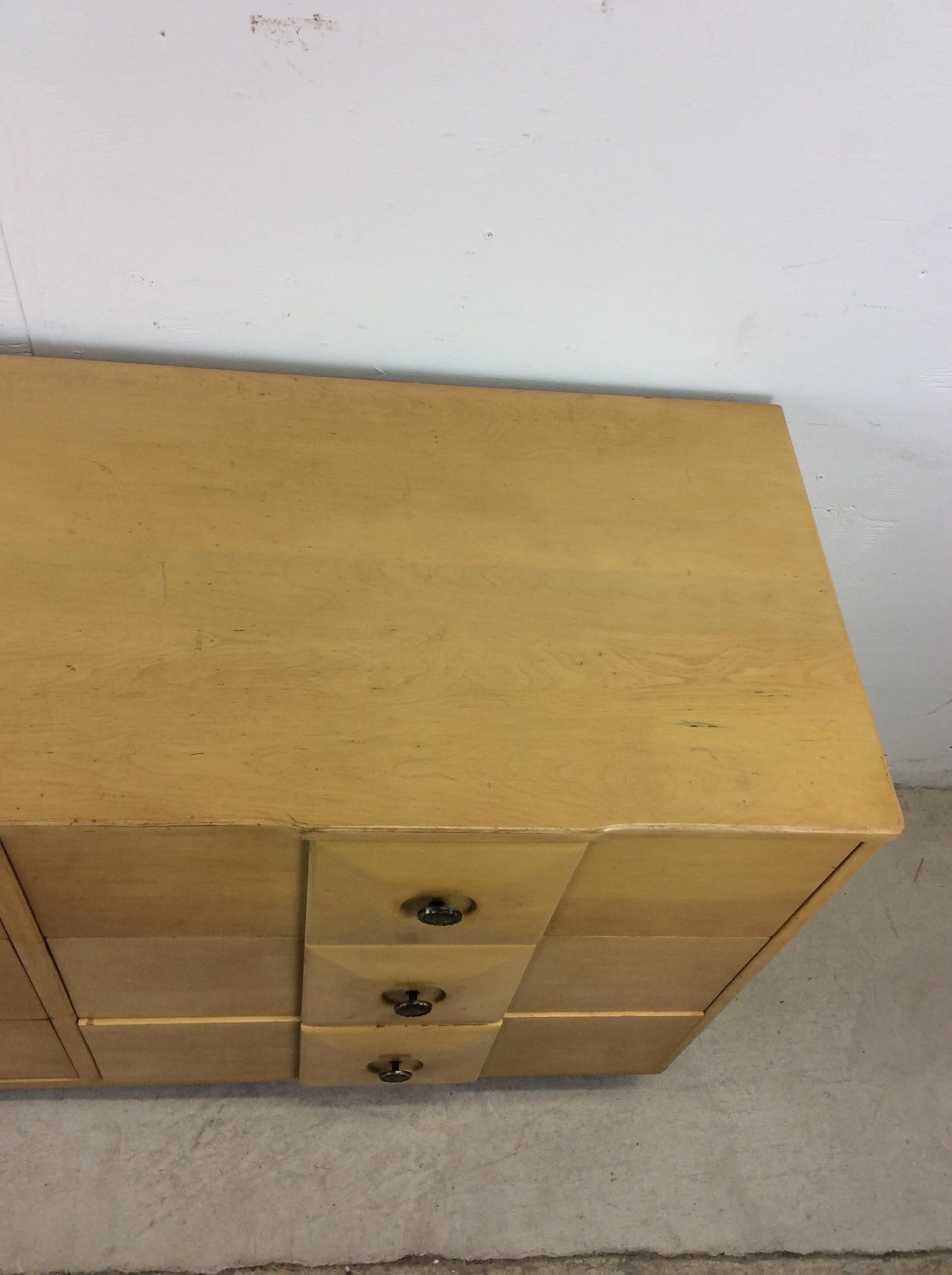 Ottone Lowboy a 6 cassetti del Mid Century Modern con facce dei cassetti smussate e ferramenta in ottone