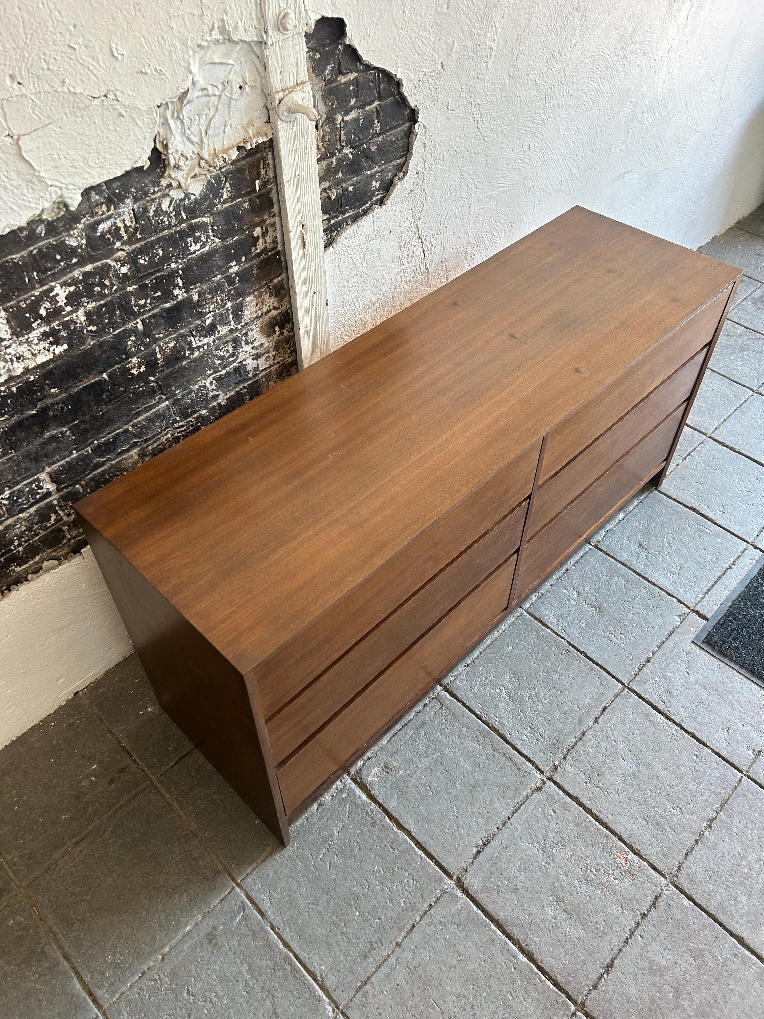 Mid century modern 6 drawer simple walnut dresser  In Good Condition For Sale In BROOKLYN, NY