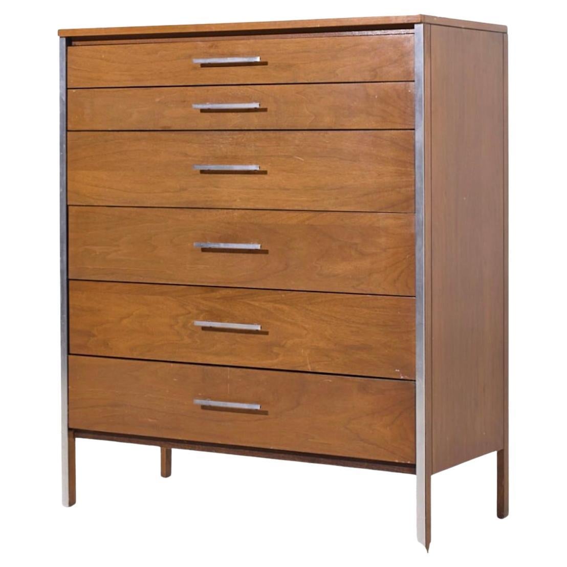 Comò alto a 6 cassetti del Mid Century Modern, lineare Calvin di Paul McCobb. Fa parte della linea Linear di Calvin Furniture co. Ha un'impiallacciatura in noce su una struttura in legno massiccio e cassetti con maniglie e accenti in alluminio.