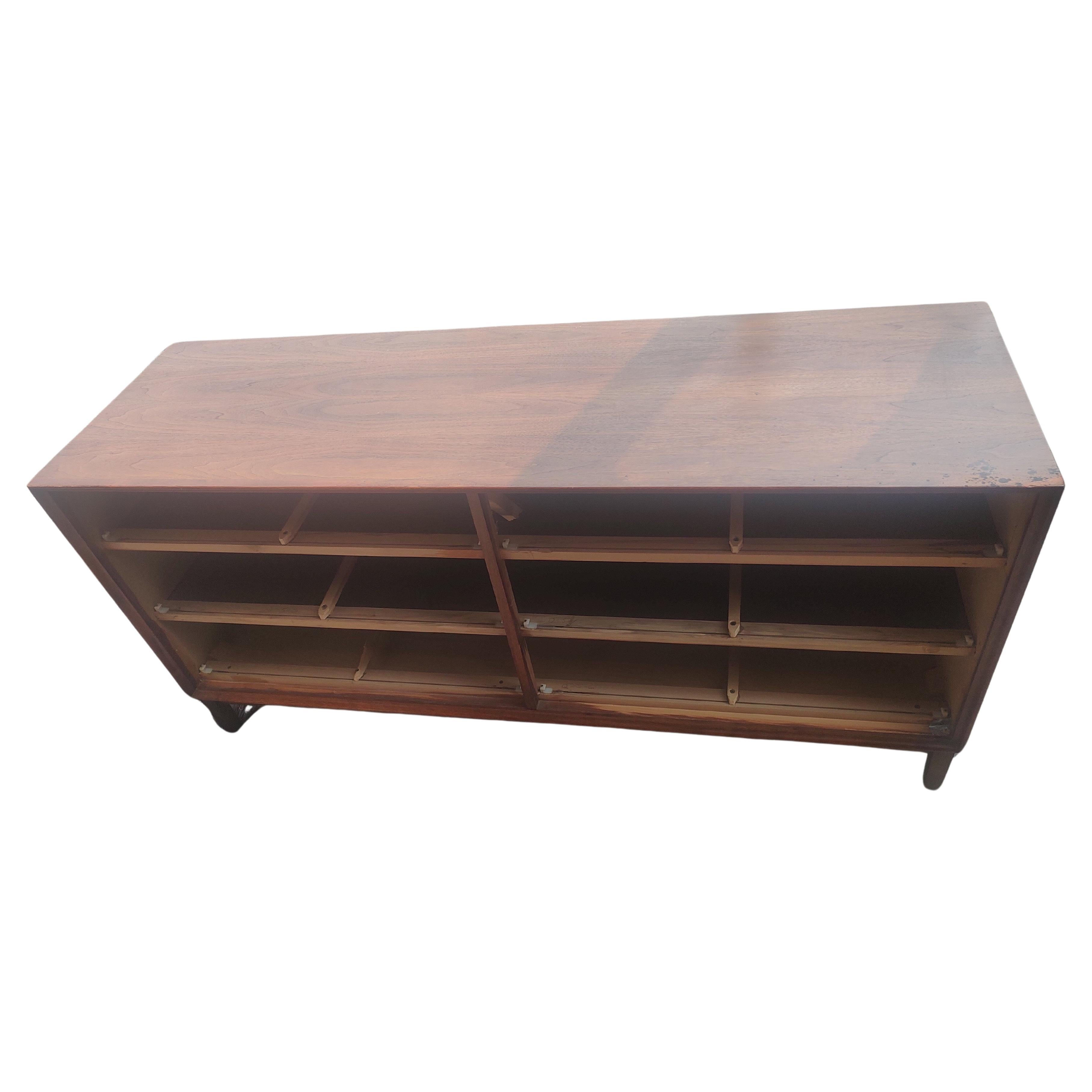 Mid-Century Modern Commode à 6 tiroirs en noyer de The Moderns A.I.C. C 1968 en vente