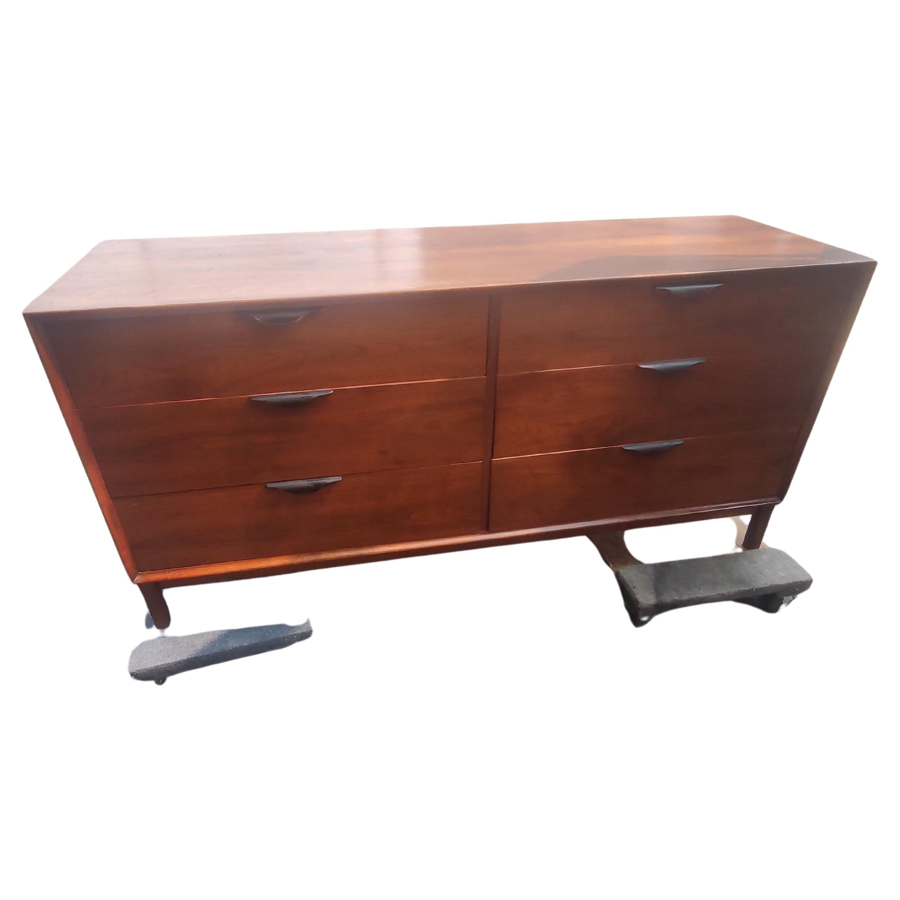 Américain Commode à 6 tiroirs en noyer de The Moderns A.I.C. C 1968 en vente