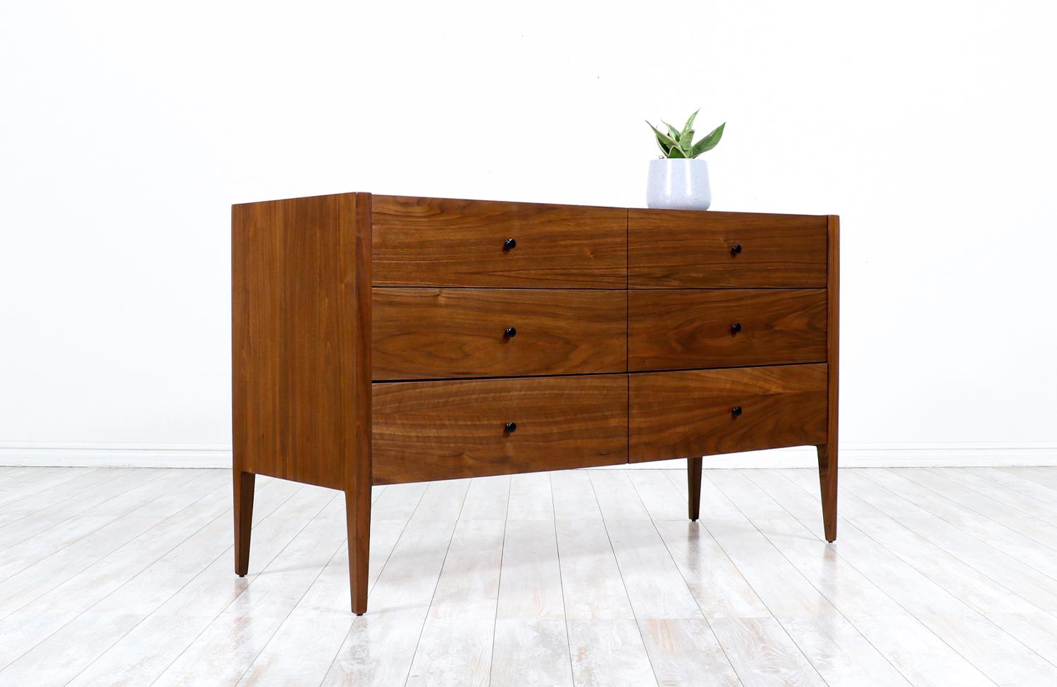 American Mid-Century Modern 6-Drawer Walnut Dresser