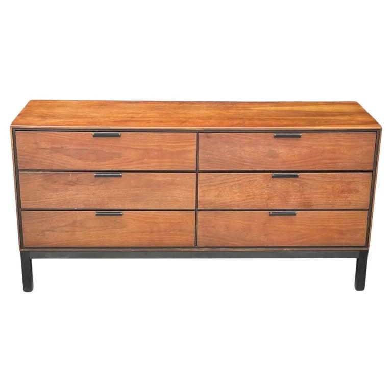 Wood, comò basso a 6 cassetti in noce con base in legno laccato nero. In legno di Wood con inserti in lacca nera, la base è dotata di maniglie nere a basso profilo prodotte negli Stati Uniti circa nel 1960. Situato a Brooklyn NYC.


Dimensioni 60