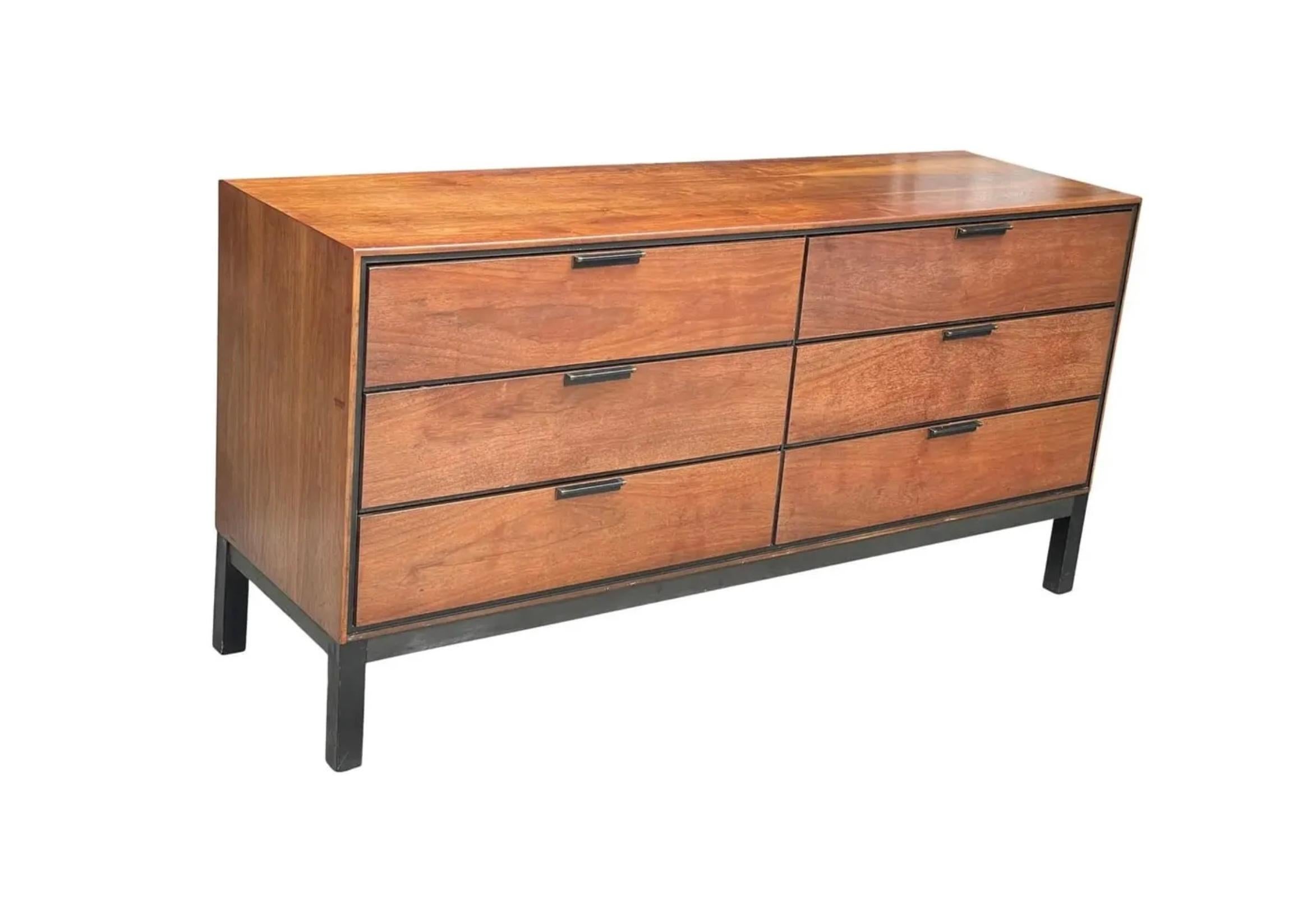 Mid-Century Modern- niedrige Kommode aus Nussbaumholz mit 6 Schubladen und schwarz lackiertem Holzsockel (Moderne der Mitte des Jahrhunderts) im Angebot