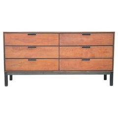 Mid-Century Modern- niedrige Kommode aus Nussbaumholz mit 6 Schubladen und schwarz lackiertem Holzsockel