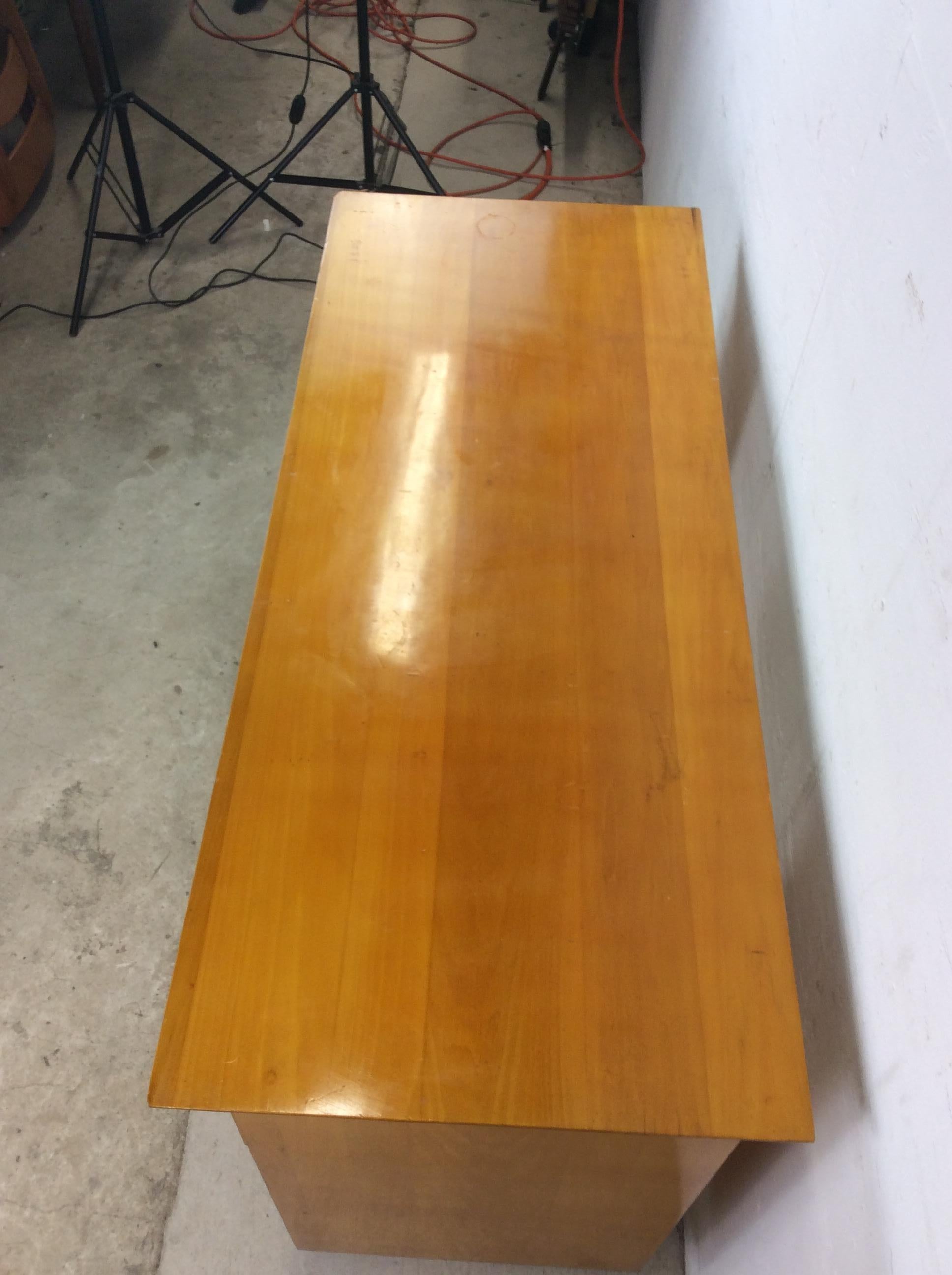 Questa scrivania moderna di metà secolo, realizzata secondo lo stile di Paul McCobb per Planner Group, presenta una struttura in legno duro, una finitura originale in acero, sei cassetti a coda di rondine con ferramenta in ottone in stile McCobb,