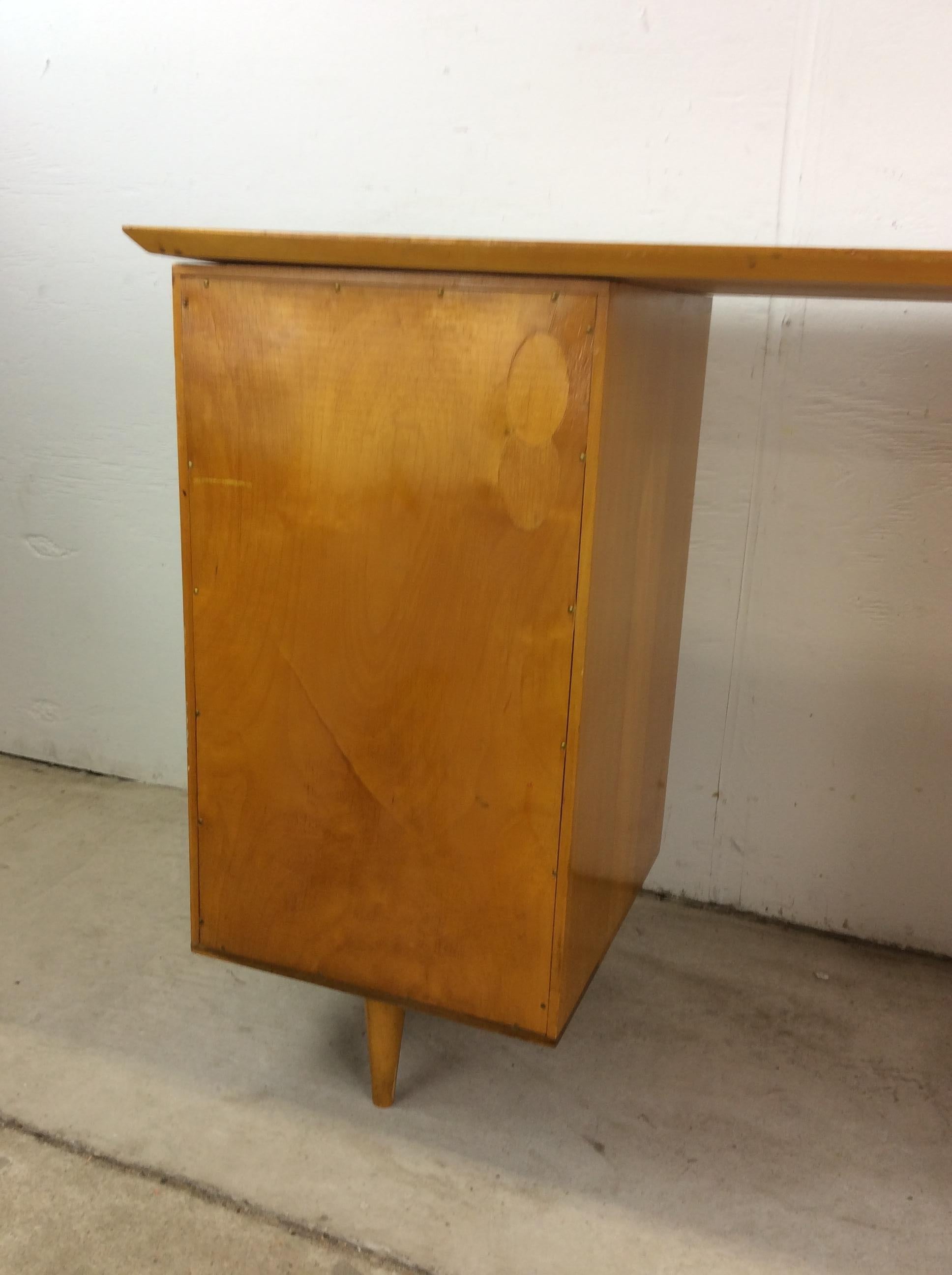 Scrivania a 6 cassetti in stile mid century moderno di Paul McCobb in vendita 13