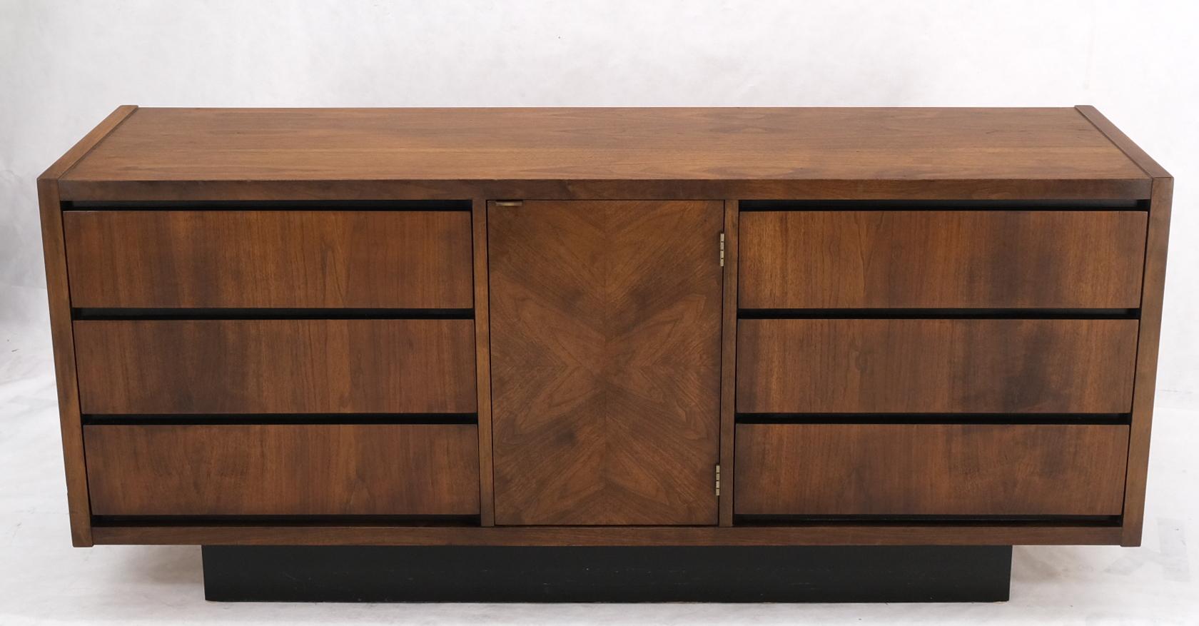 Mid-Century Modern 6 drawers door compartment walnut dresser credenza. Super clean original condition. Stunning walnut pattern and finish.