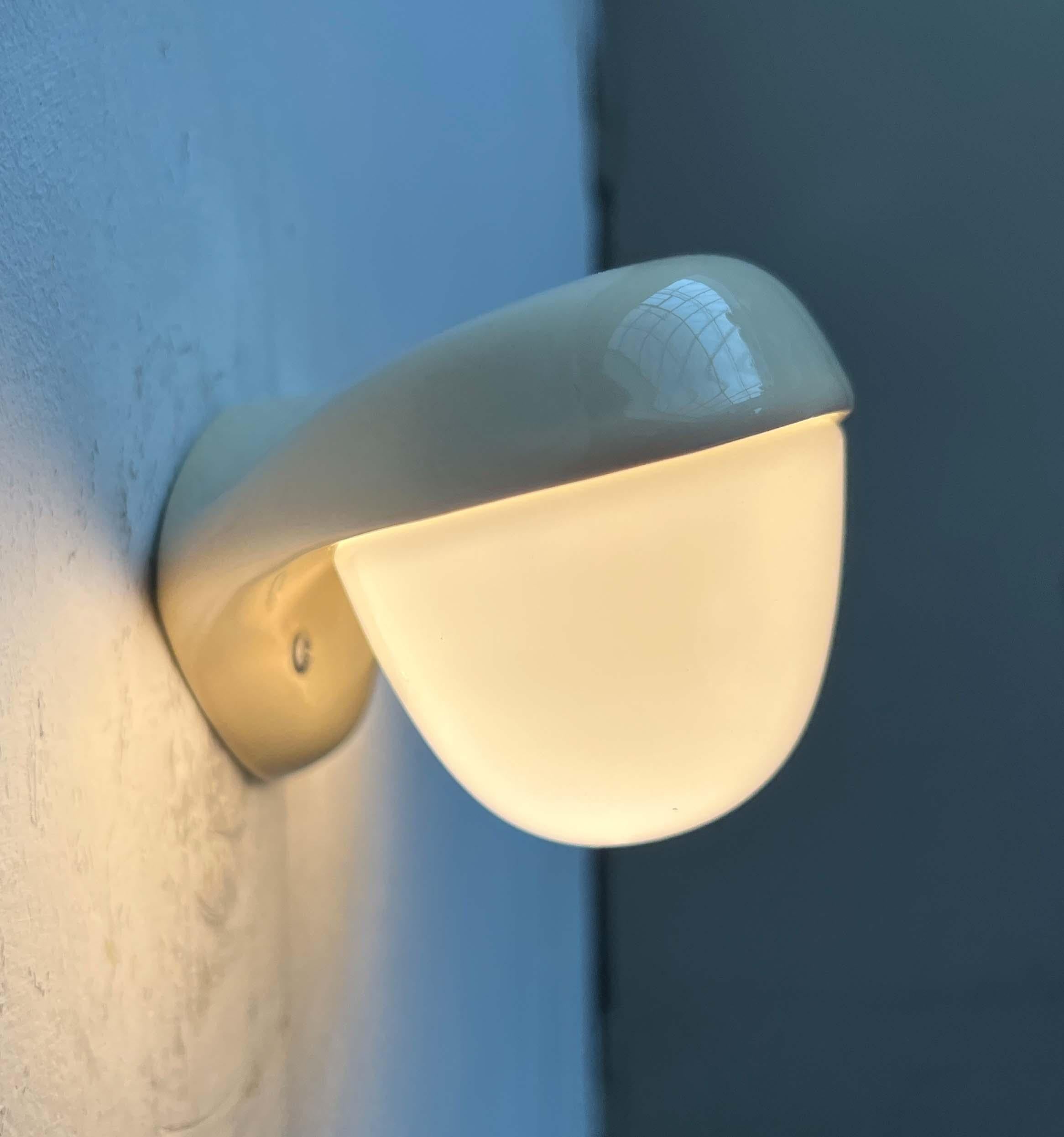 Lámpara de pared con espejo 6111, moderna de mediados de siglo, de Wilhelm Wagenfeld para Lindner, años 50 Moderno de mediados de siglo en venta