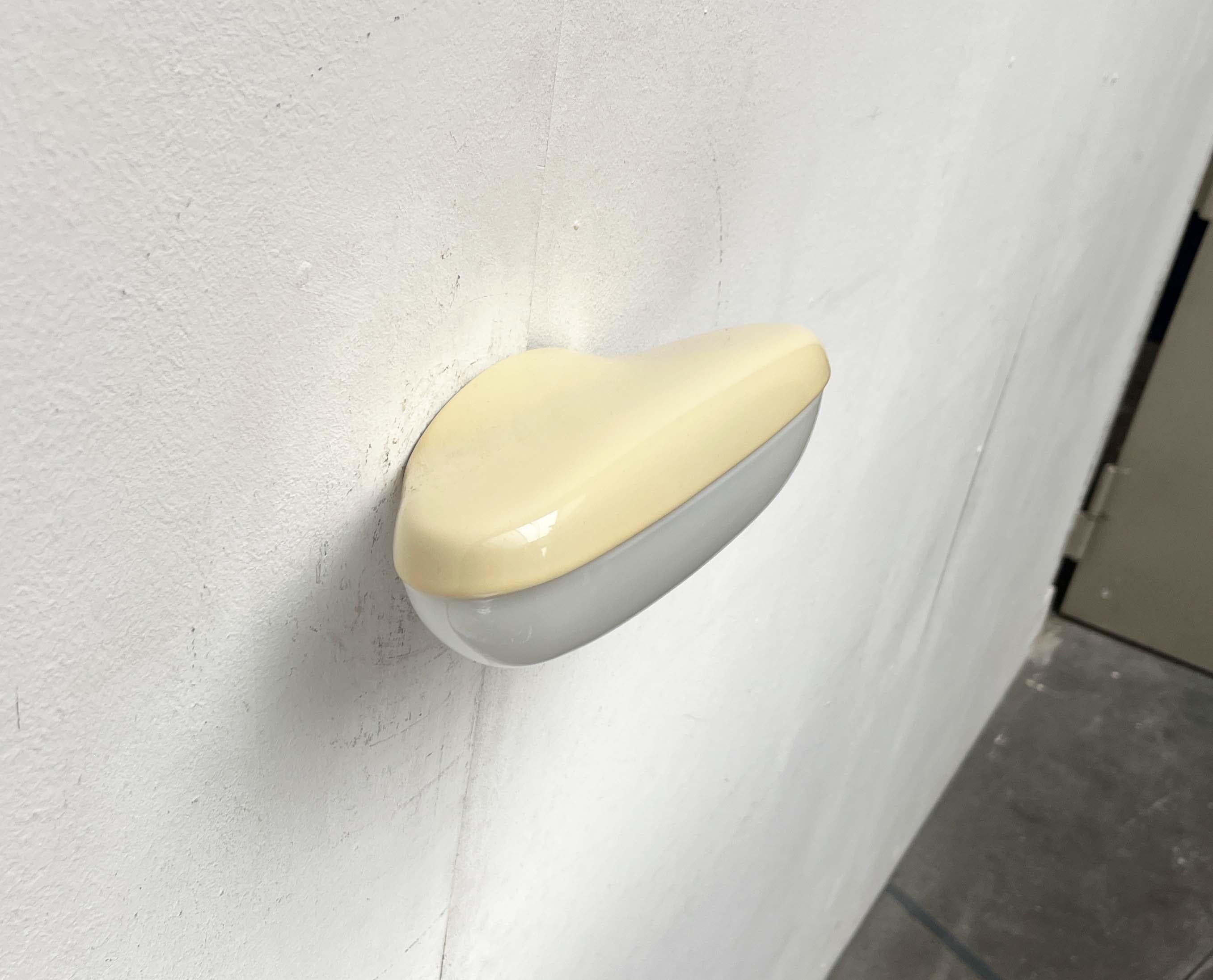Lámpara de pared con espejo 6111, moderna de mediados de siglo, de Wilhelm Wagenfeld para Lindner, años 50 en Bueno estado para la venta en Hamburg, DE