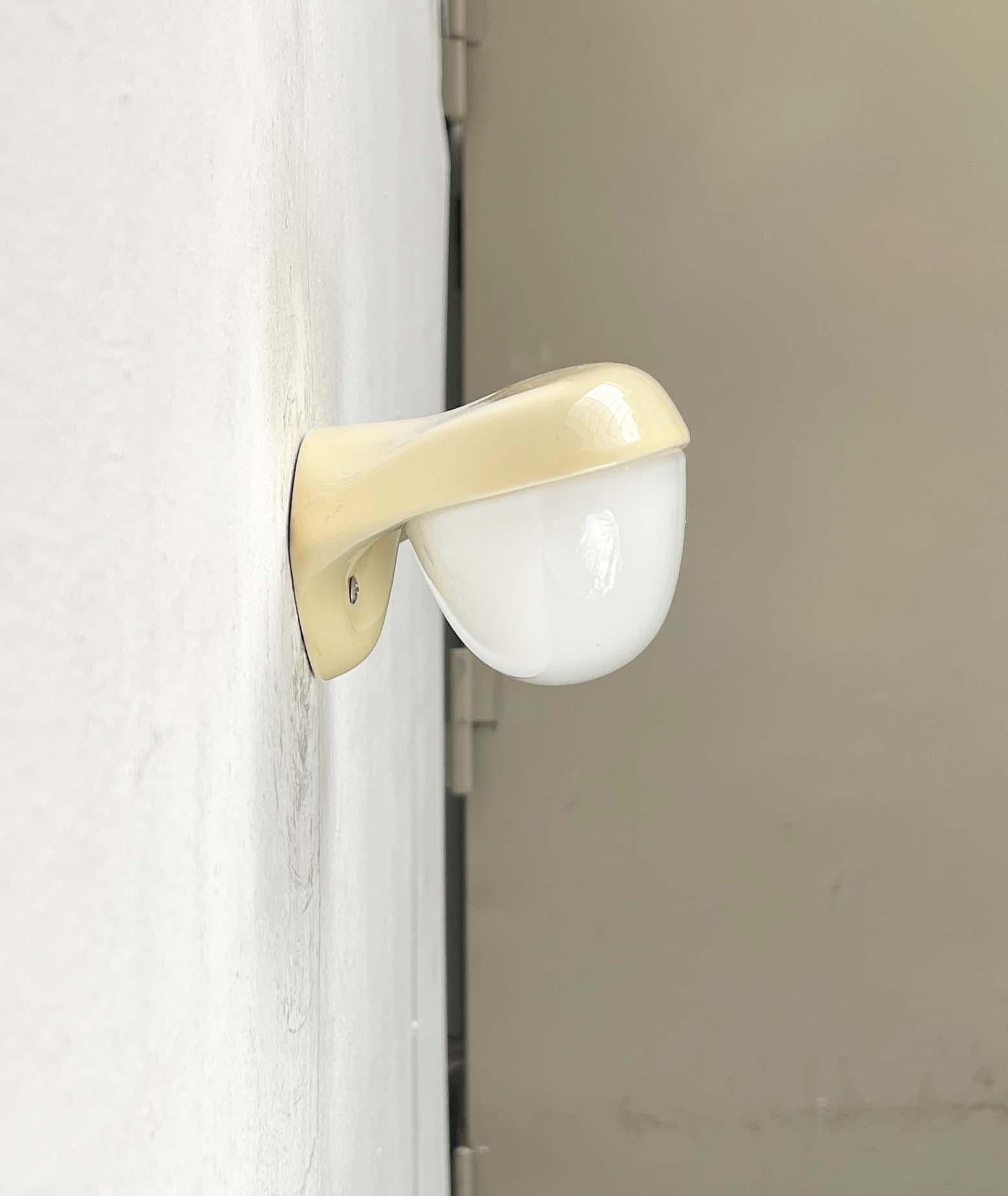 Lámpara de pared con espejo 6111, moderna de mediados de siglo, de Wilhelm Wagenfeld para Lindner, años 50 Cerámico en venta