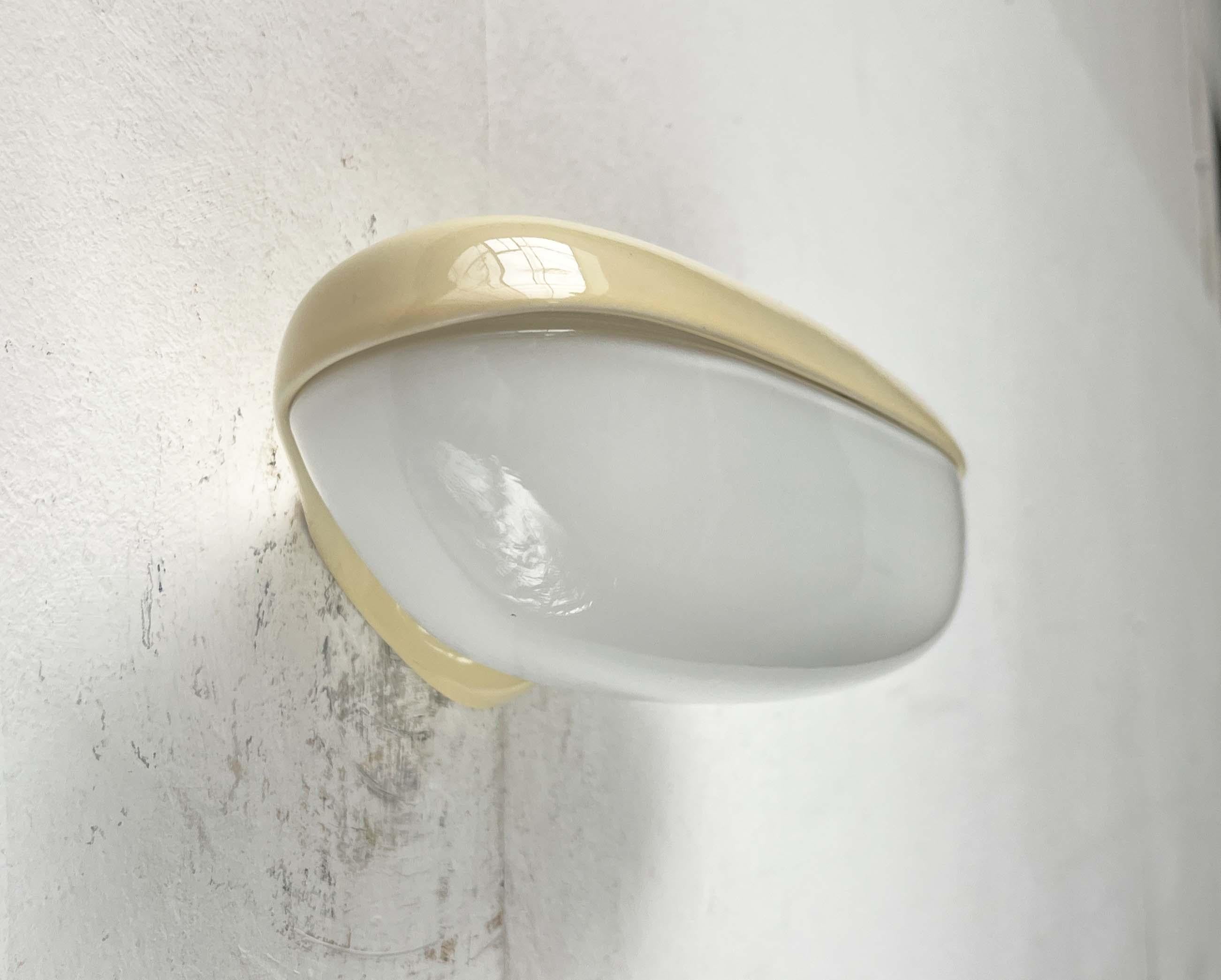 Lámpara de pared con espejo 6111, moderna de mediados de siglo, de Wilhelm Wagenfeld para Lindner, años 50 en venta 2